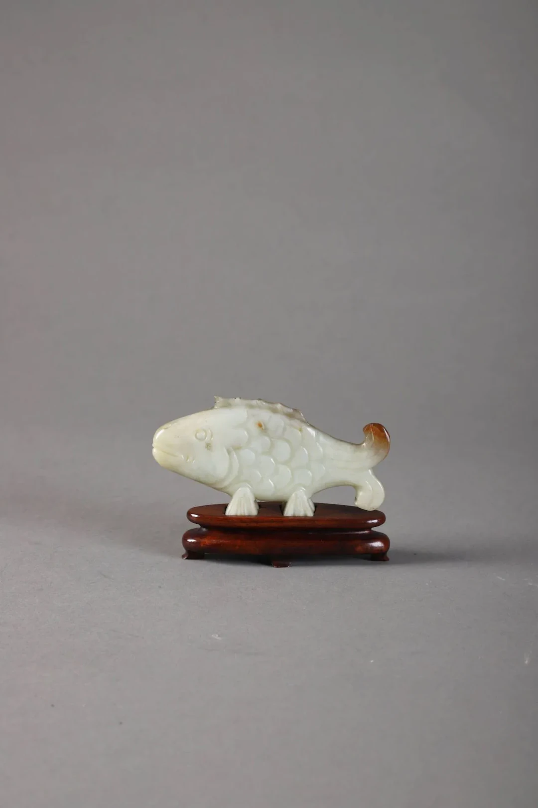 Green jade carved in the shape of a fish. - Lot 227