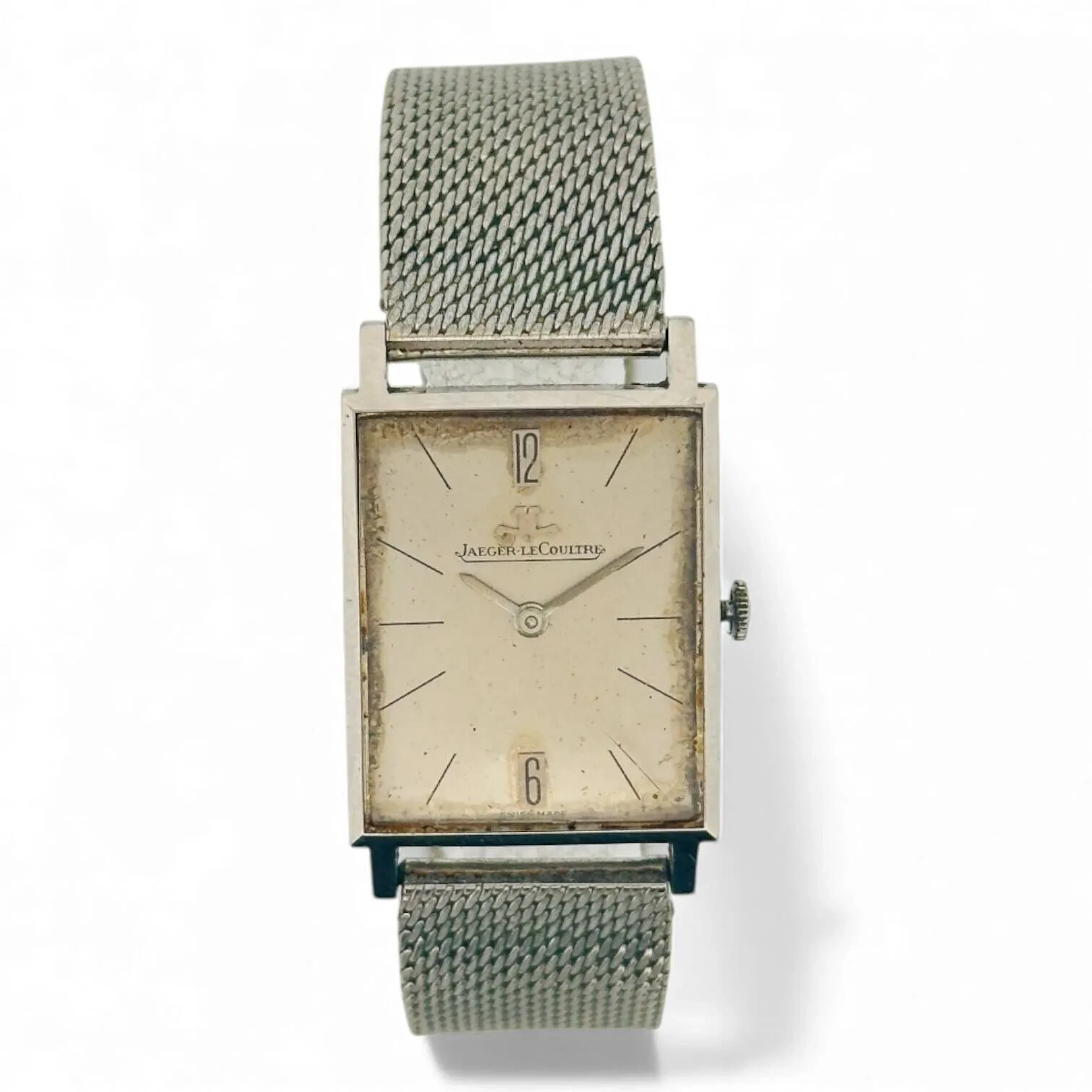 JAEGER-LECOULTRE Montre bracelet en acier, cadran argenté, index des heures traits noirs, chiffres arabes en appliques à midi et six heures, aiguilles fils argentées. Fond clipé en acier numéroté, à l’intérieur signé LeCoultre & Co, référence 9009. Mouvement mécanique à remontage manuel signé Jaeger-LeCoultre calibre K818/c. Bracelet en acier. Montre non fonctionnelle lors de l’expertise, sans garantie de fonctionnement futur et d’état des pièces. Rayures importantes au boitier, traces importantes au cadran, dont de la colle probablement utilisée pour coller cadran et calibre. Vers 1970 Dimensions23 x 36 mm