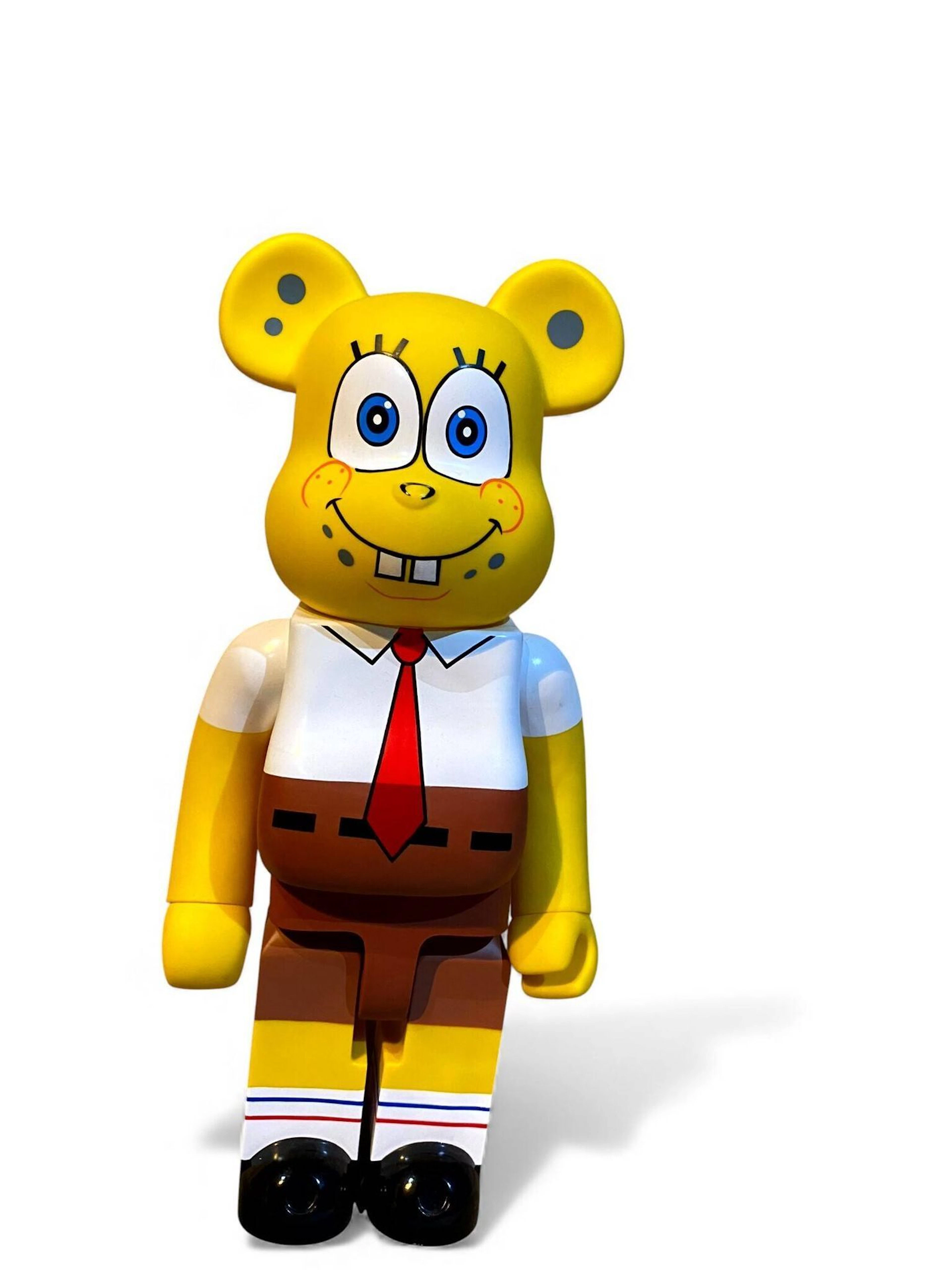 Edition MEDICOM TOY - Bearbrick x Bob l'éponge Sculpture d'édition en plastique coloré, sous les pieds : Be@rbrick et MEDICOM TOYS Ht. : 68 cm