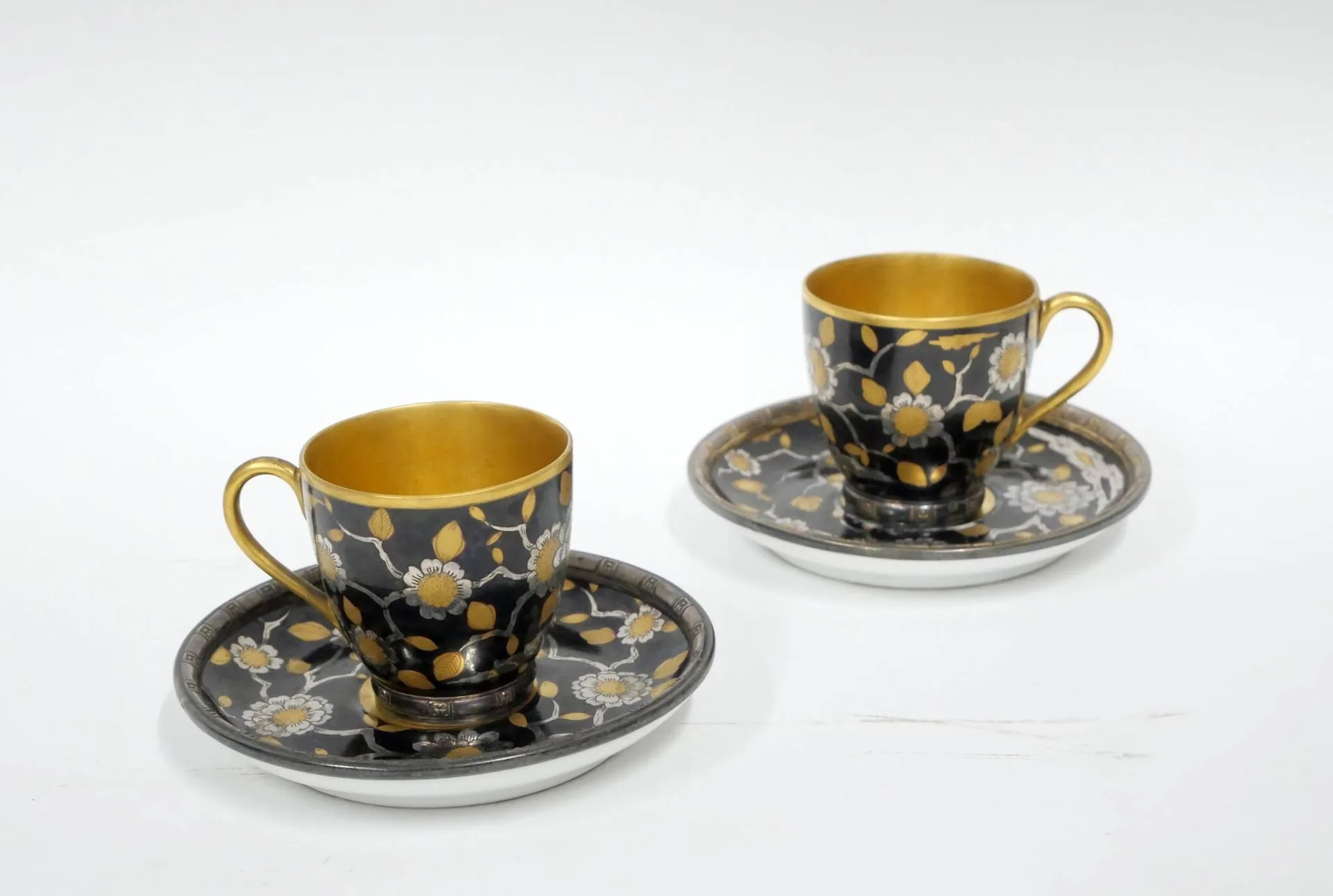 Pair of porcelain cups and saucer with japanese decoration o - Lot 327
