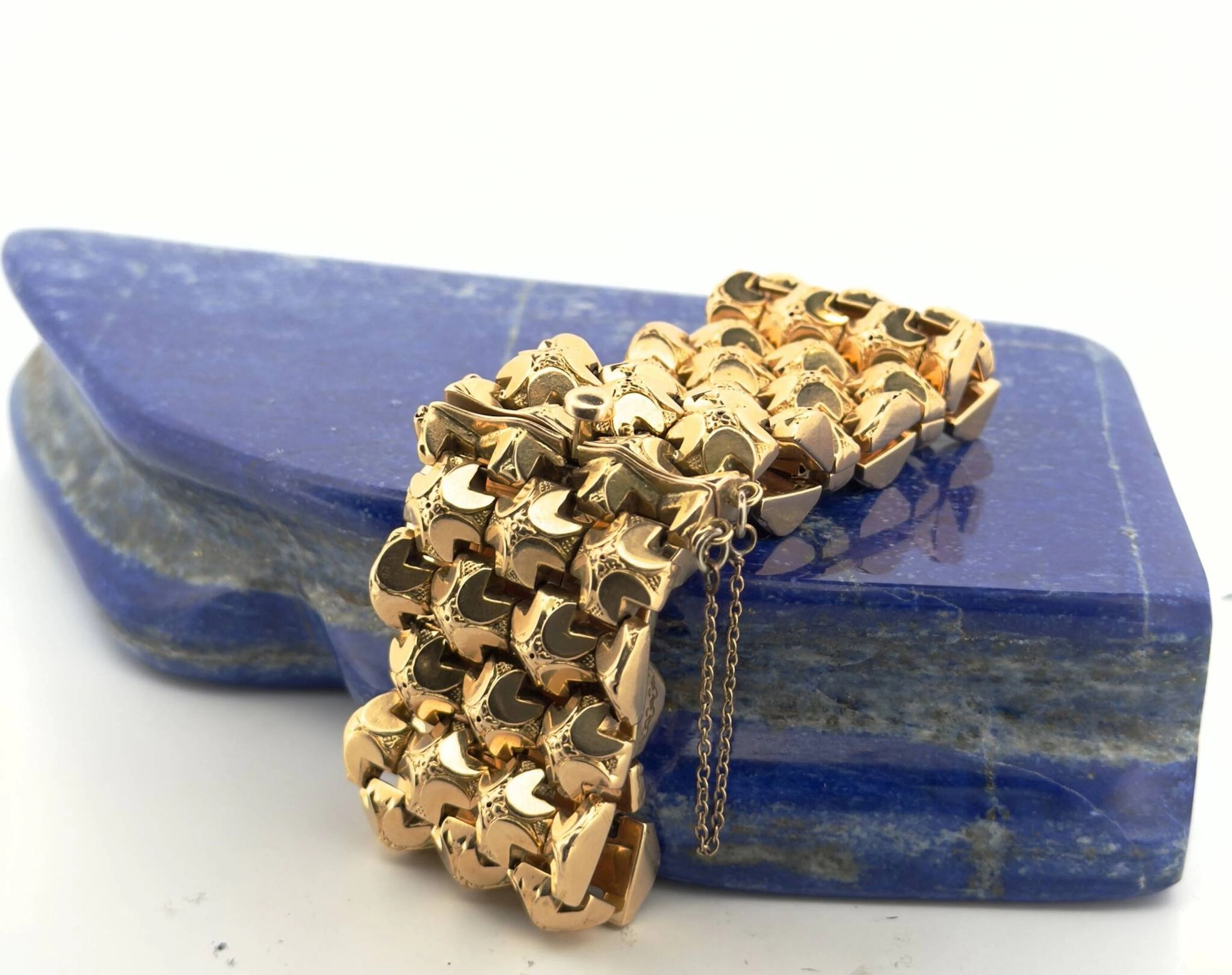 Yellow gold (750) cuff bracelet made of partially engraved c - Lot 199