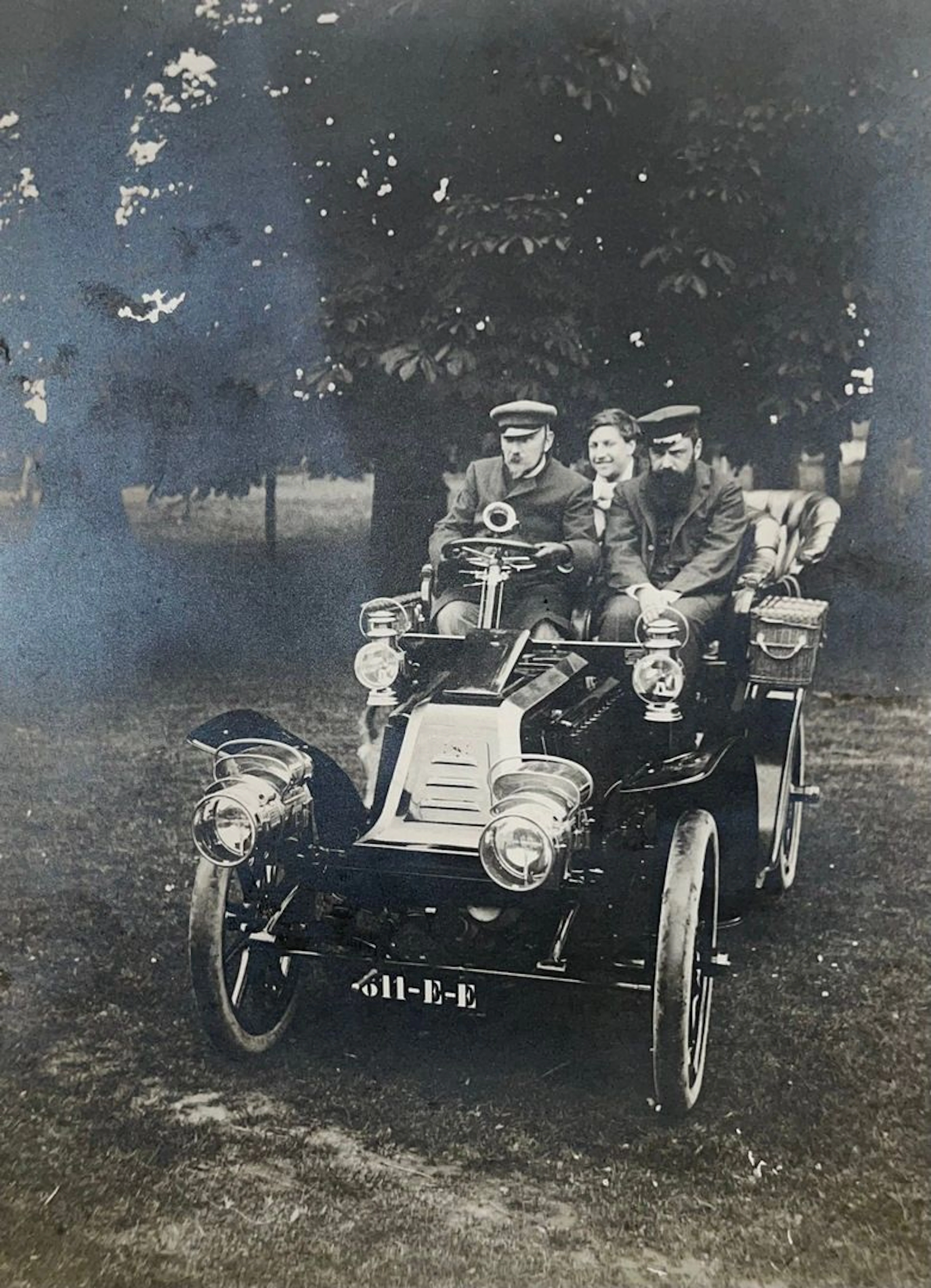 Lucien Guitry (comédien français) Portrait en voiture de : Jules Renard (écrivain), Sacha Guitry et Tristan Bernard ((dit Paul) Romancier), 1900 Tirage argentique d’époque, traces de cadrages, titré au dos 24 x 18 cm