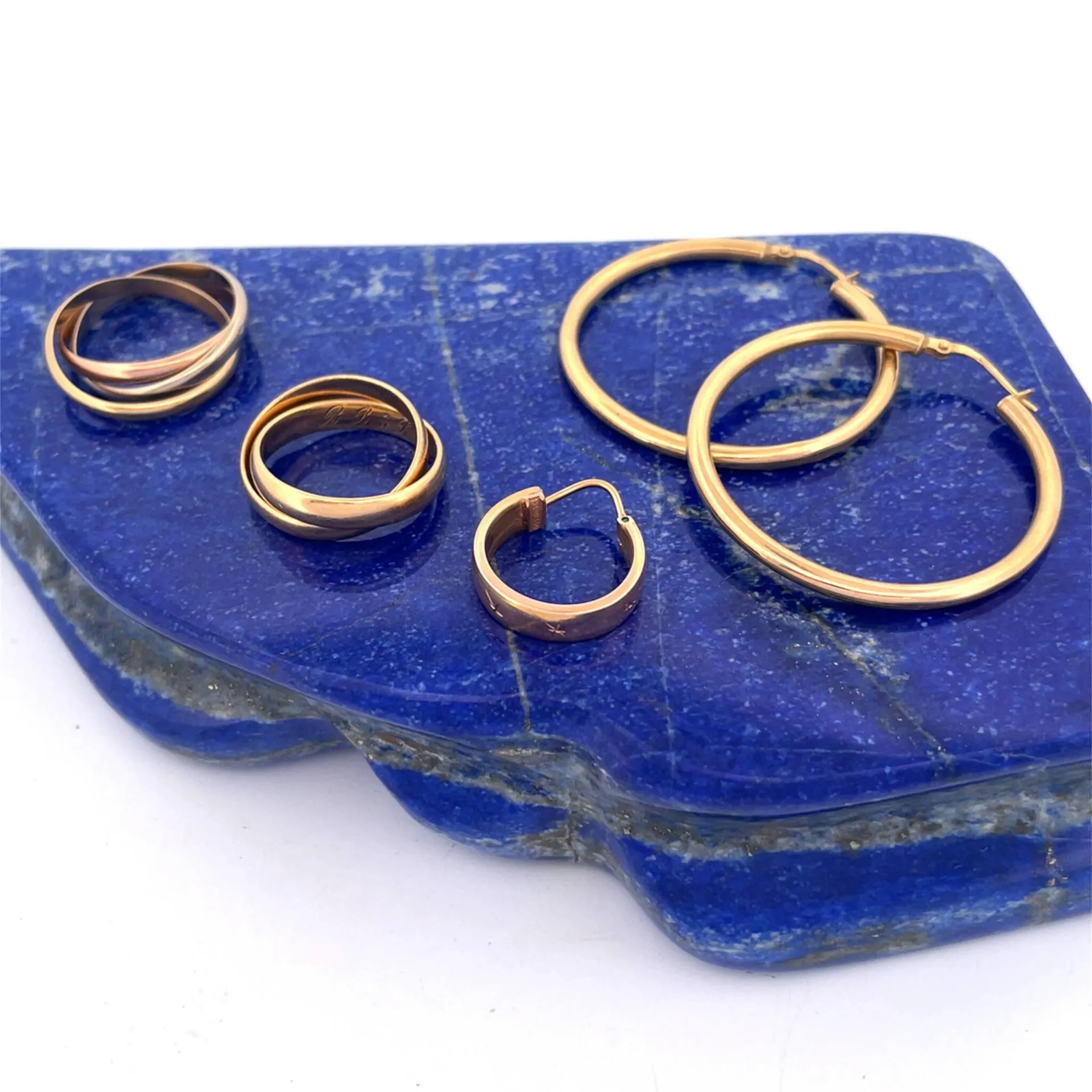 Two gold wedding bands (750), one with three rings in three - Lot 108