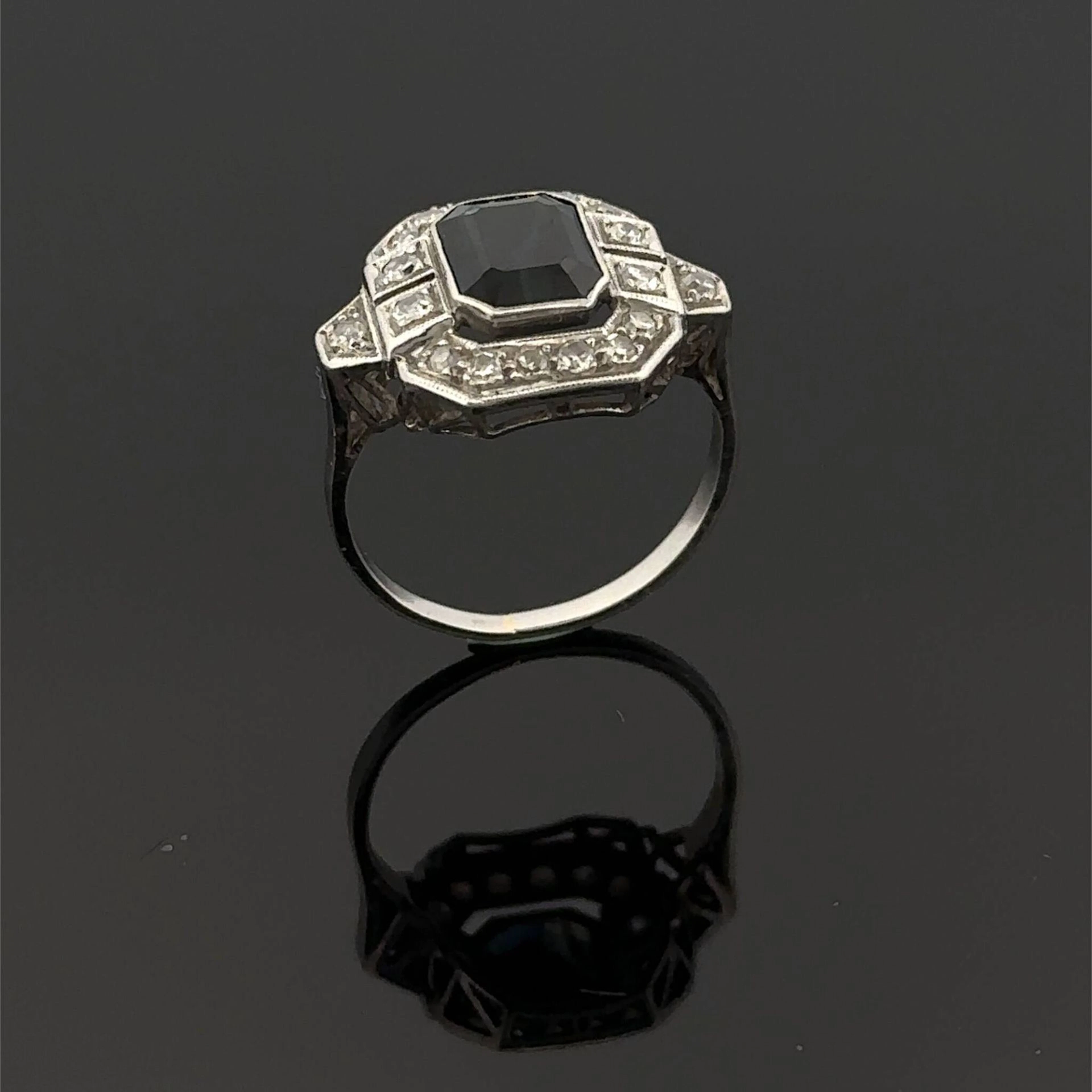 Geometric openwork ring in white gold (750), set with a step - Lot 193
