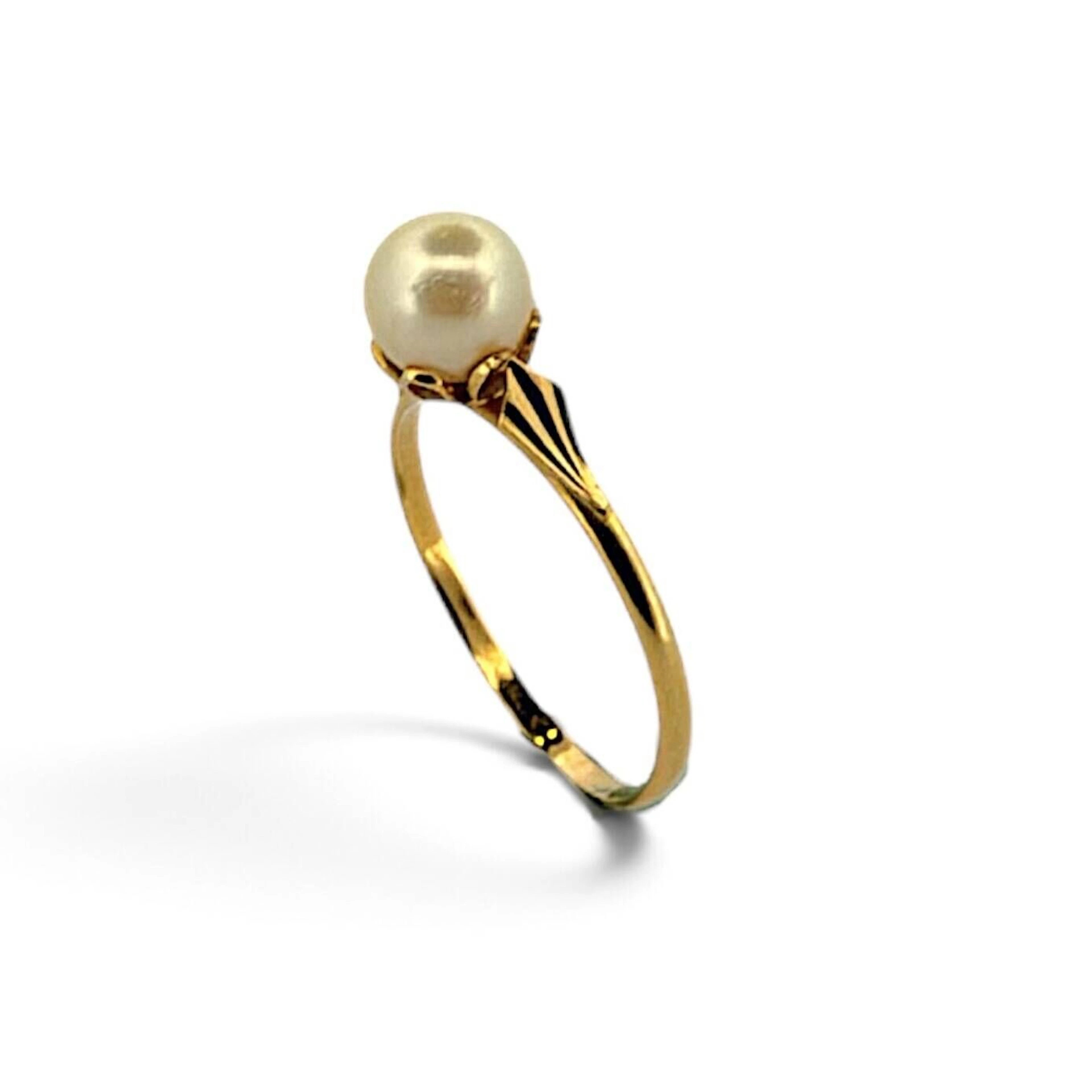 Yellow gold (750) solitaire ring set with a cream-colored cu - Lot 293
