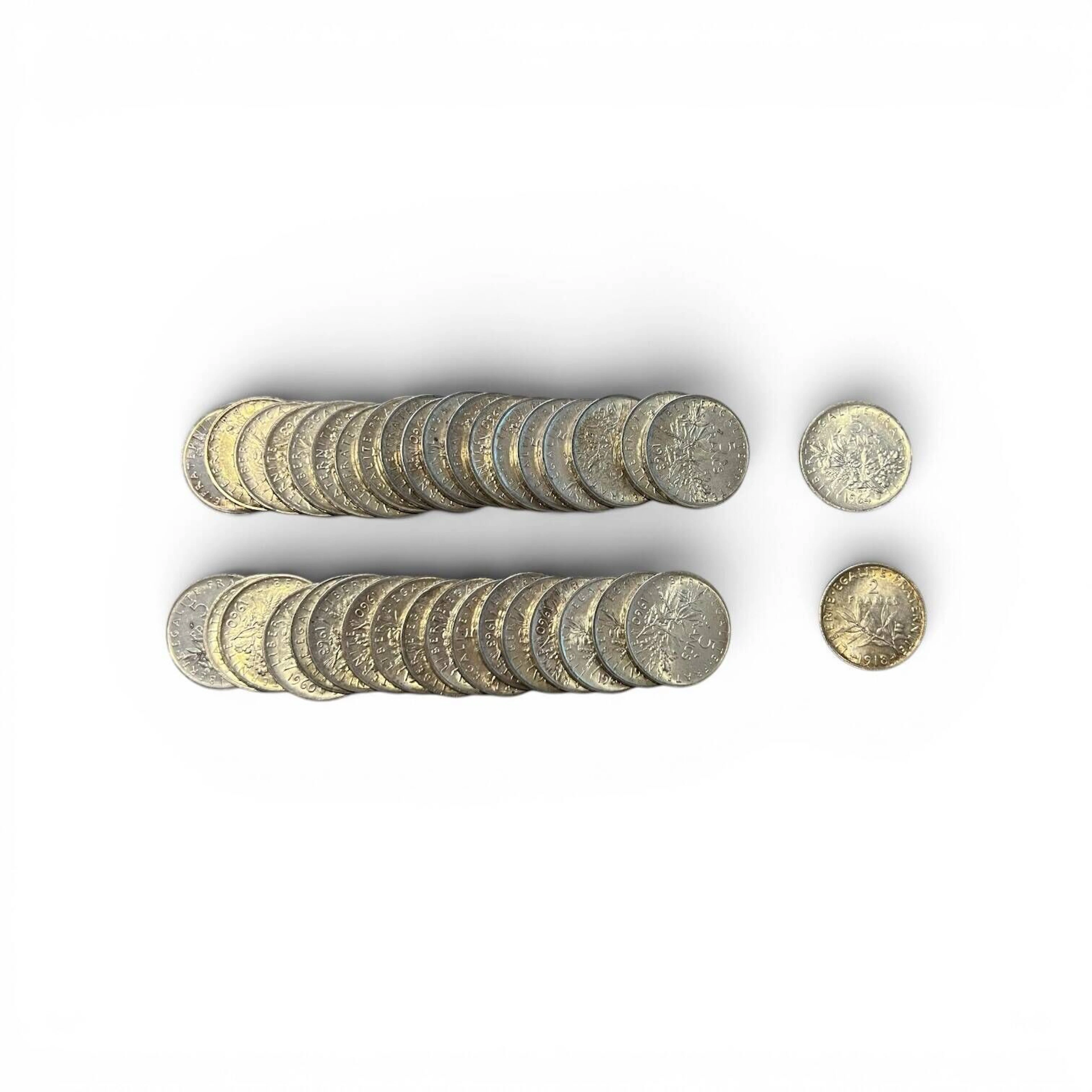 Ensemble de monnaies en argent (835) comprenant 35 x 5 francs Semeuse (années diverses) et 1 x 2 francs Semeuse (1918). Poids total : 453.69 g.