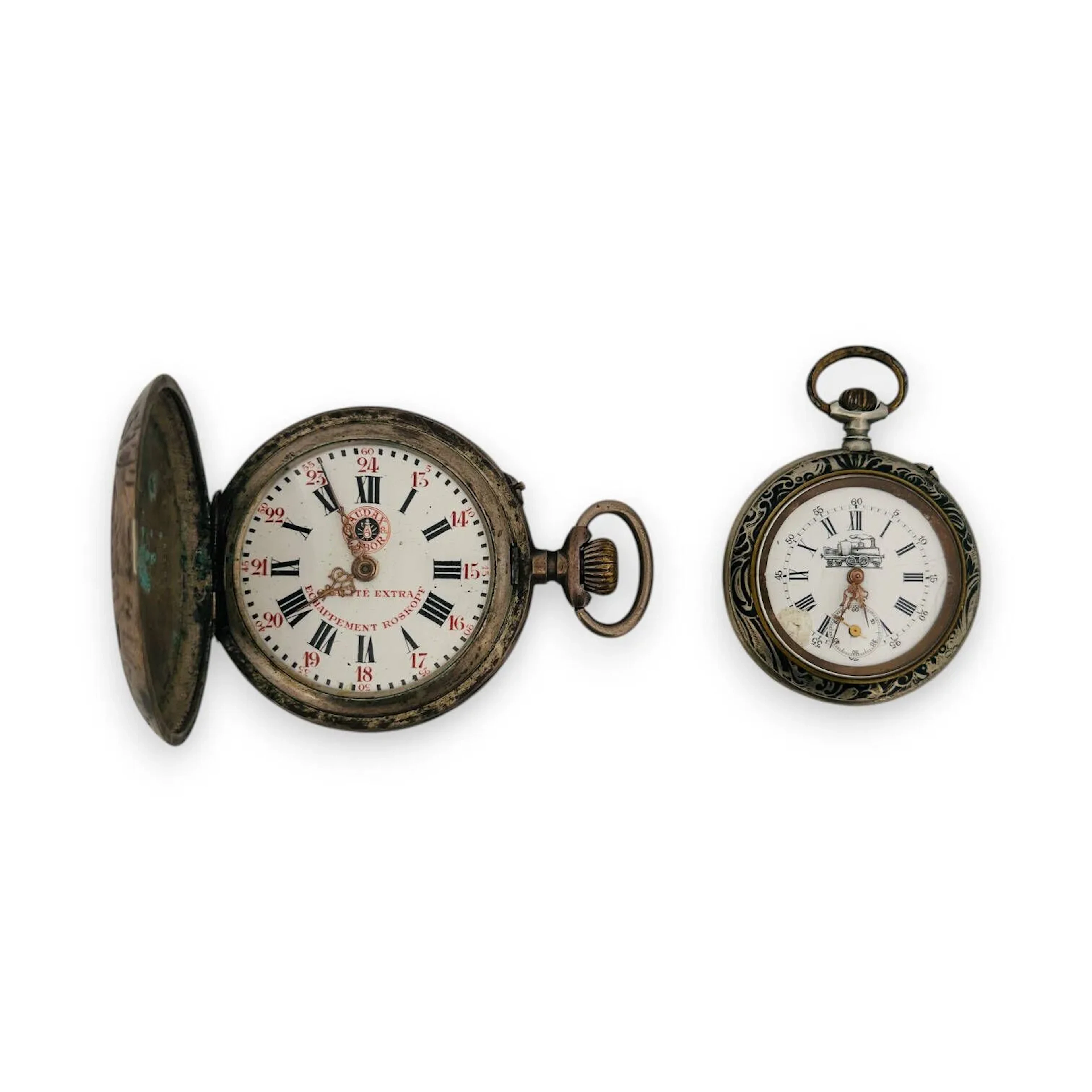 ANONYME Montre de gousset en argent (800), cadran émaillé blanc, index chiffres chiffres romains, aiguilles filigranées, mouvement à remontoir, échappement système roskopf, boitier ciselé, cuvette avant guillochée à décor d'un homme dans une barque et la cuvette arrière représentant une vue de village, cache poussière en argent. Diam. : 57 mm - Poids brut : 120.79 g. On y joint une montre de gousset en métal (accident au cadran). Vendues en l'état.
