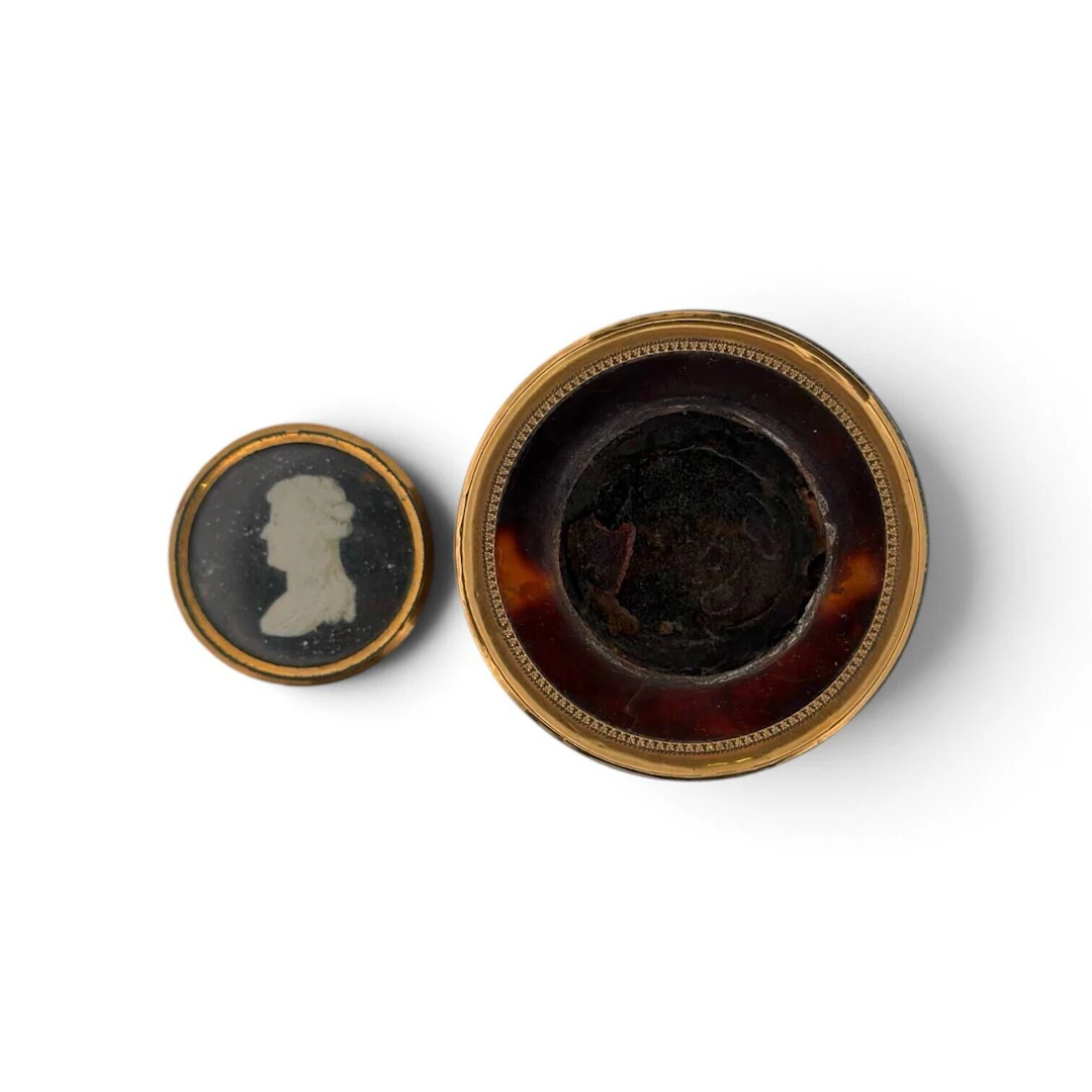 A circular, irregularly shaped box made of resin and rose go - Lot 391