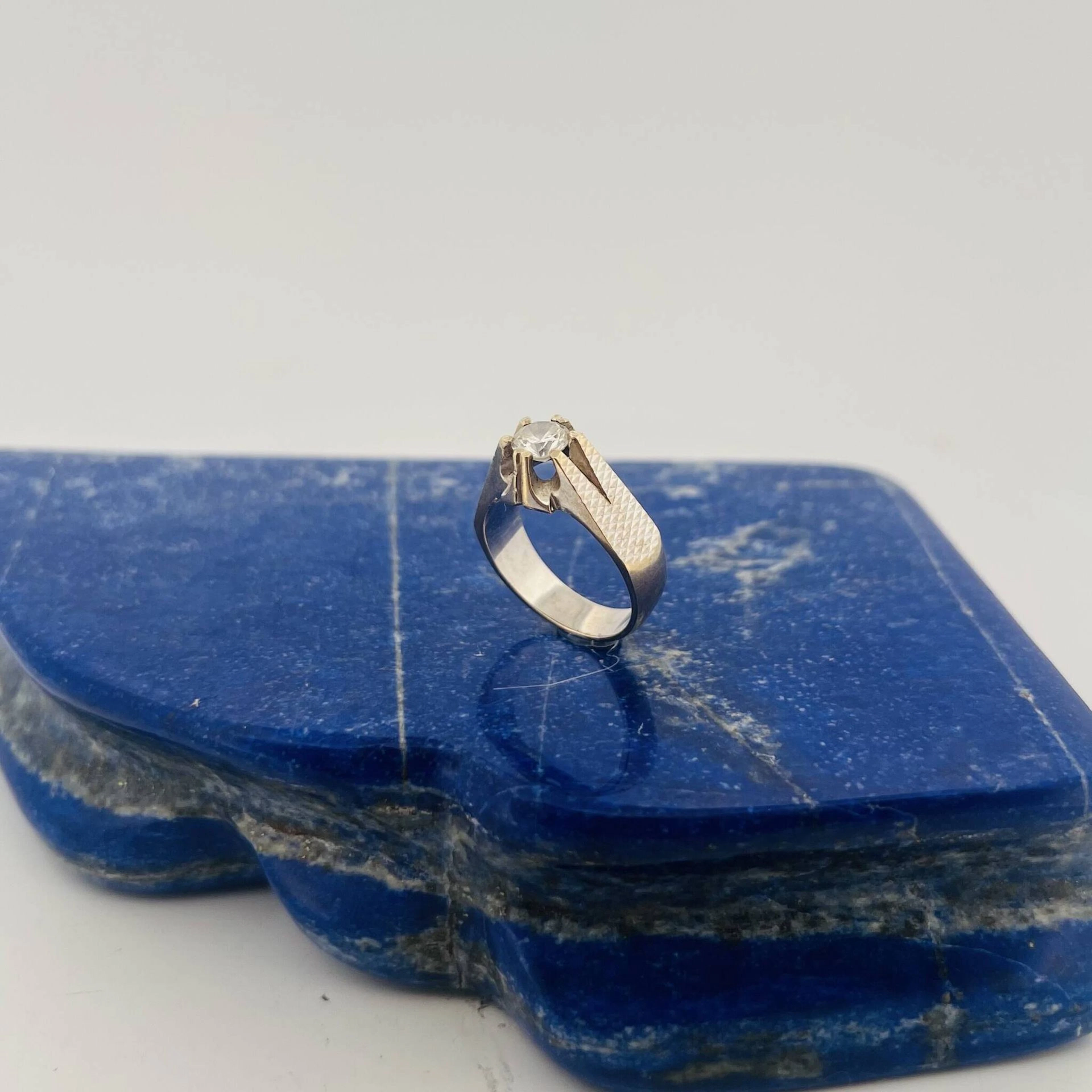 Partially guilloché white gold (750) ring, set with a brilli - Lot 130