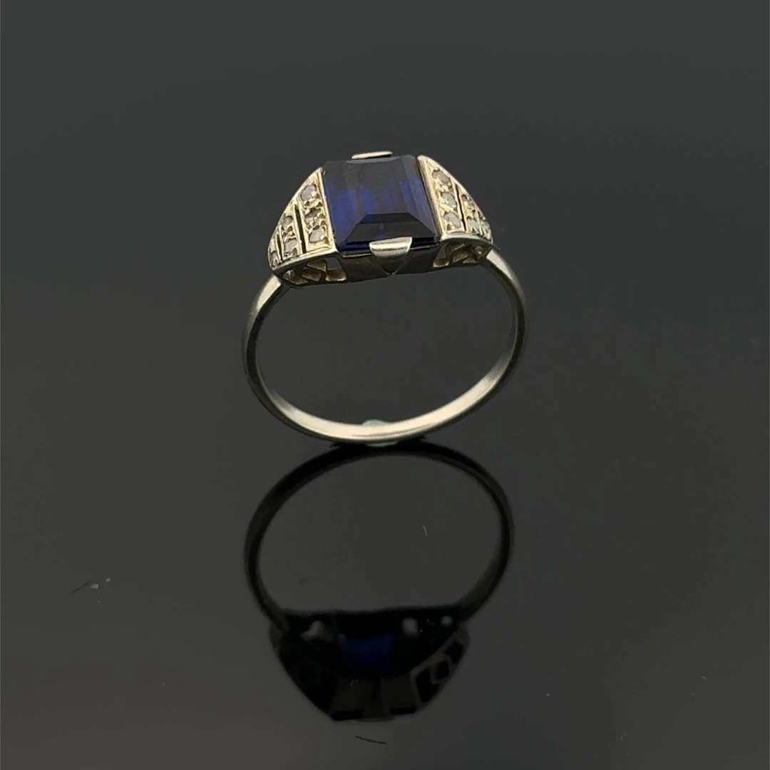 Geometric ring in white gold (750) set with a rectangular bl - Lot 211