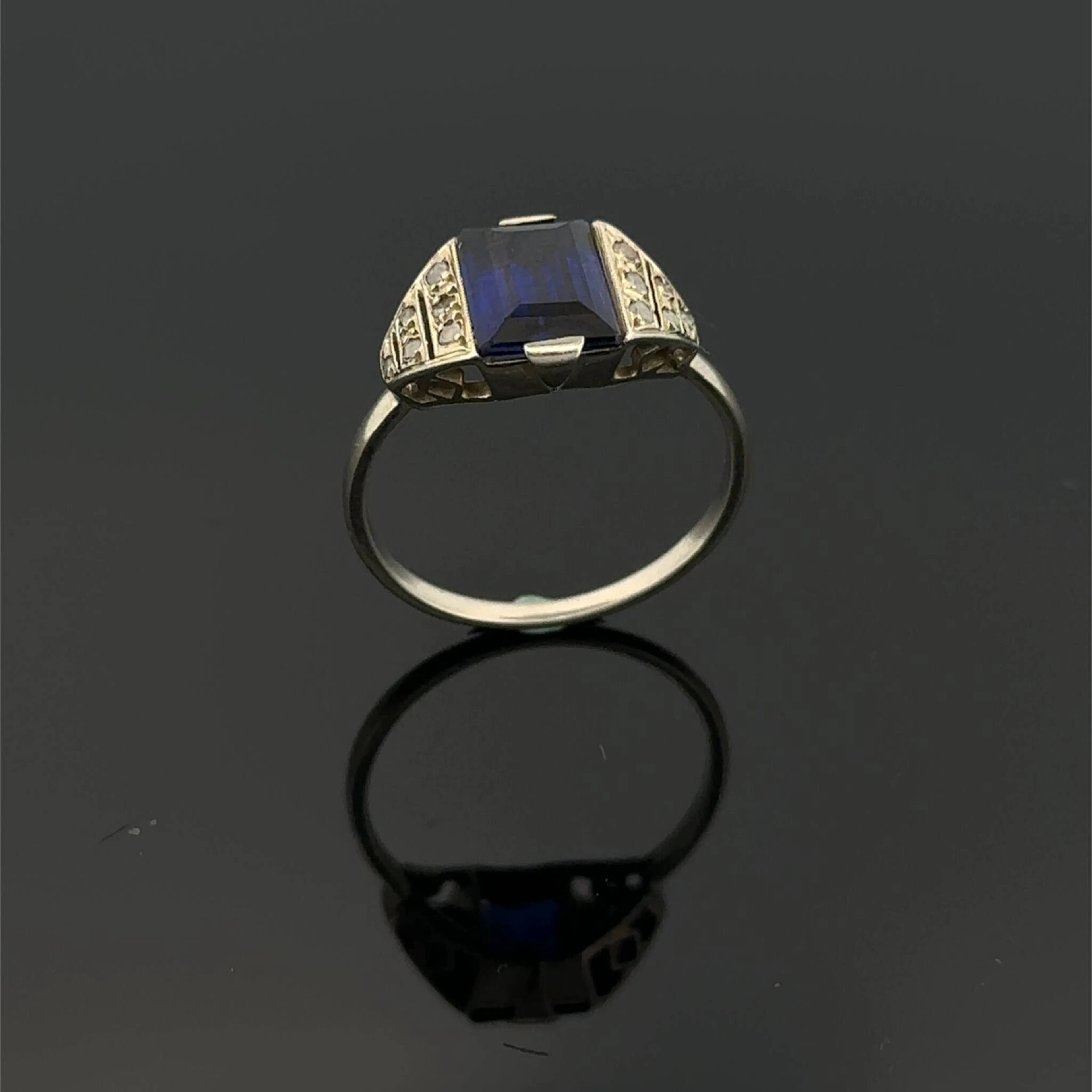 Geometric ring in white gold (750) set with a rectangular bl - Lot 211