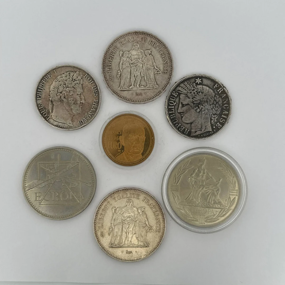 Set of 4 silver coins and 3 metal tokens: - Lot 77