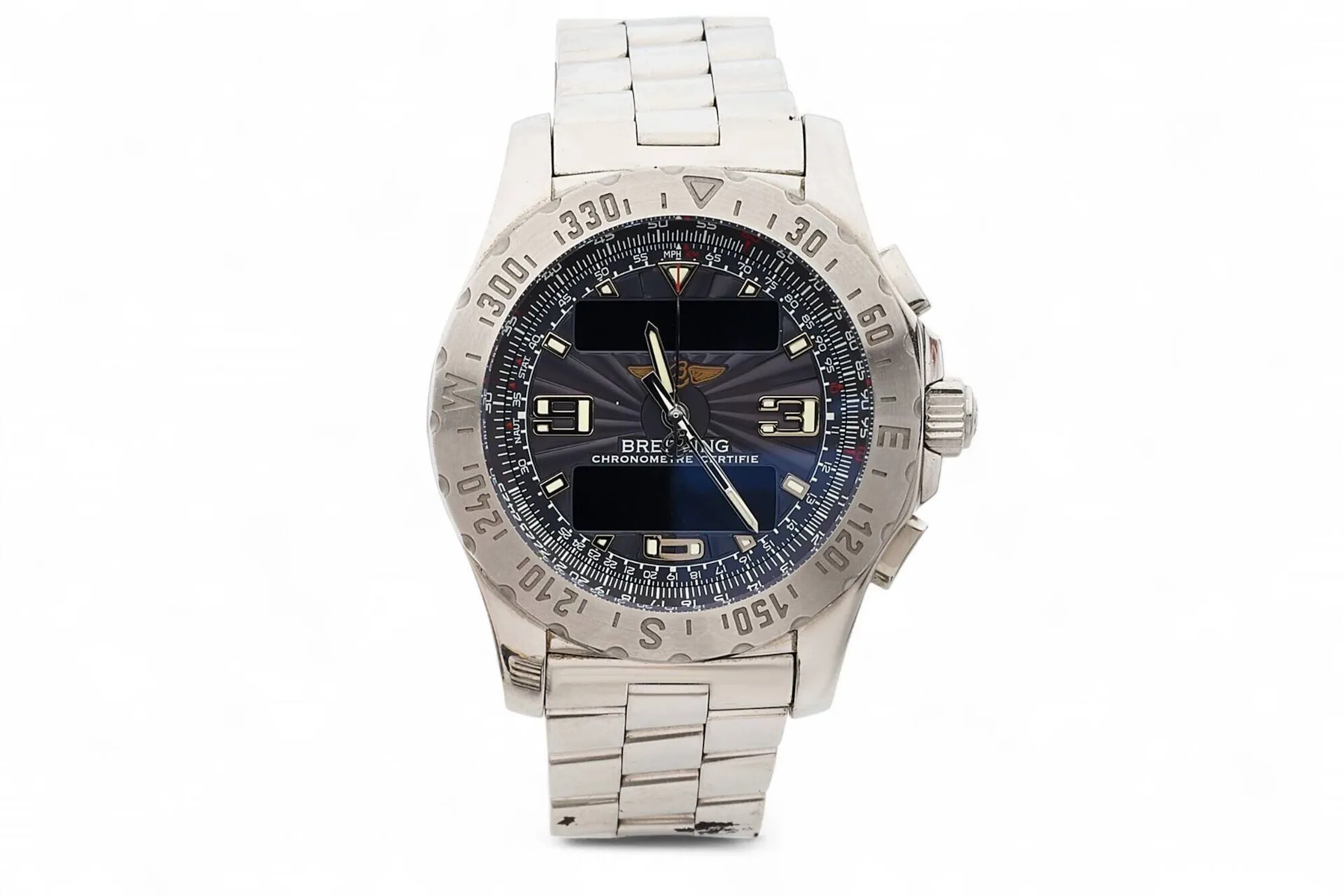BREITLING Airwolf Ref A78363 Montre bracelet pour homme en acier de type chronographe, cadran noir, index formant les heures, lecture analogique pour le chronographe, mouvement à quartz (ne fonctionne pas, pile non vérifi ée), bracelet en acier avec sa boucle déployante signée. Cadran boîtier mouvement signés. La montre est accompagnée de son écrin (intérieur abimé). Diamètre : 44 mm