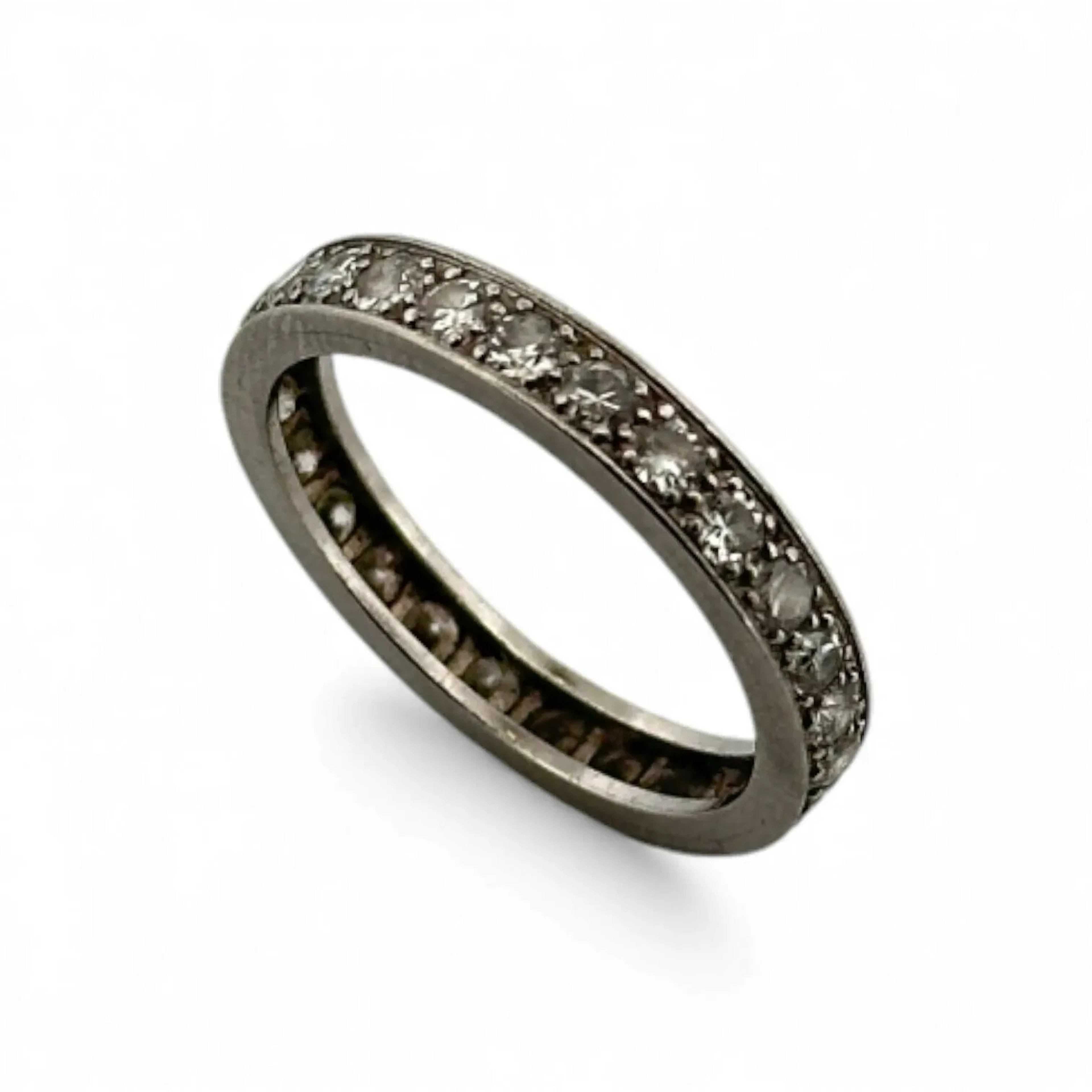 Alliance américaine en platine (850) sertie de petits diamants ronds de taille moderne. Tour de doigt : 54 - Poids brut : 3.52 g.