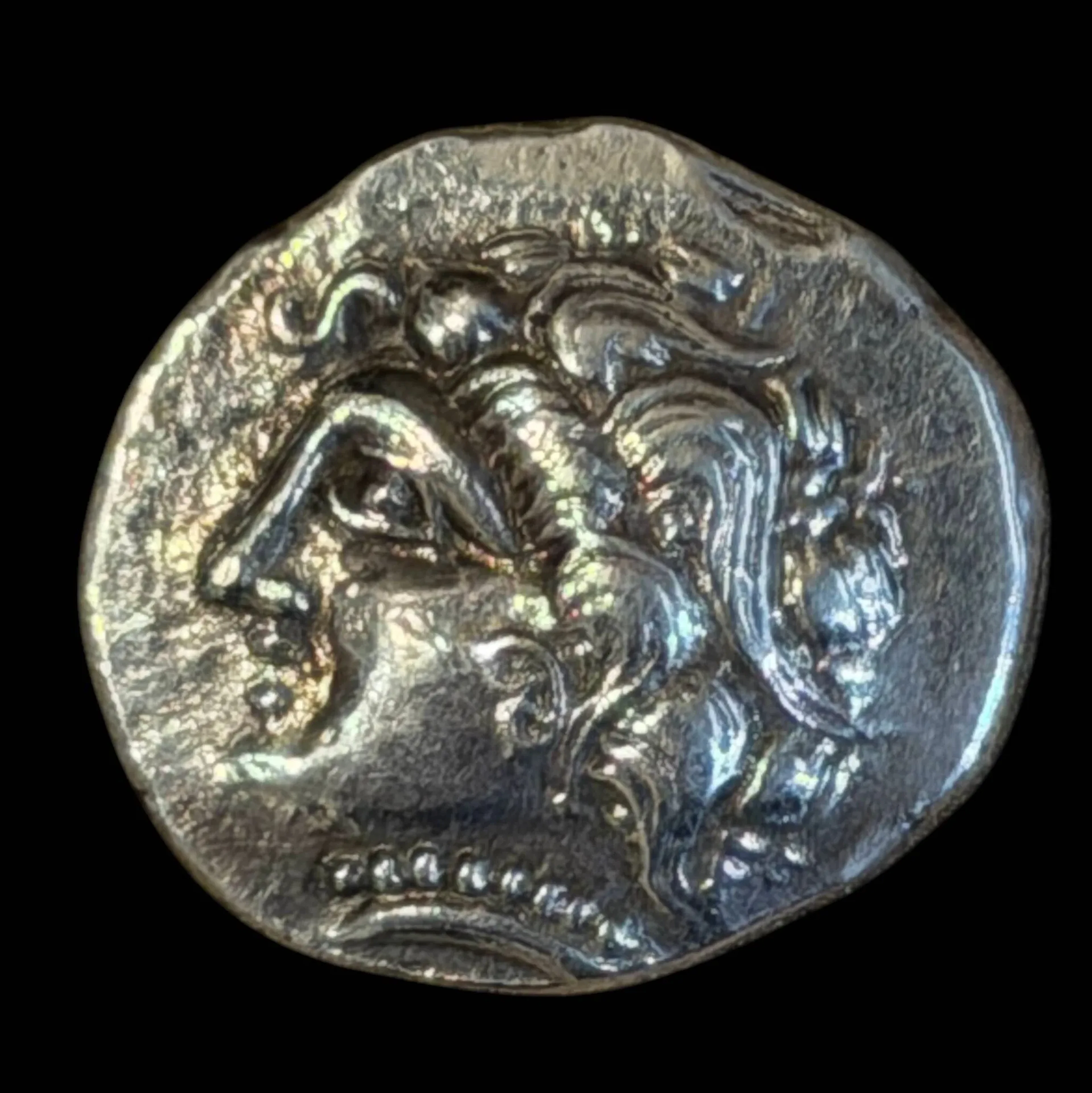 Gaule - attribué aux Bituriges Cubi (IIème siècle avant JC) Drachme d'argent de très beau style A/ Tête de femme à gauche portant un collier perlé R/ Cheval bondissant à droite, au dessus loup-aurige à droite Dessous = Triskèle DT = 3338 Poids : 3,8 g Flan large, anciennement nettoyé TTB à SUP