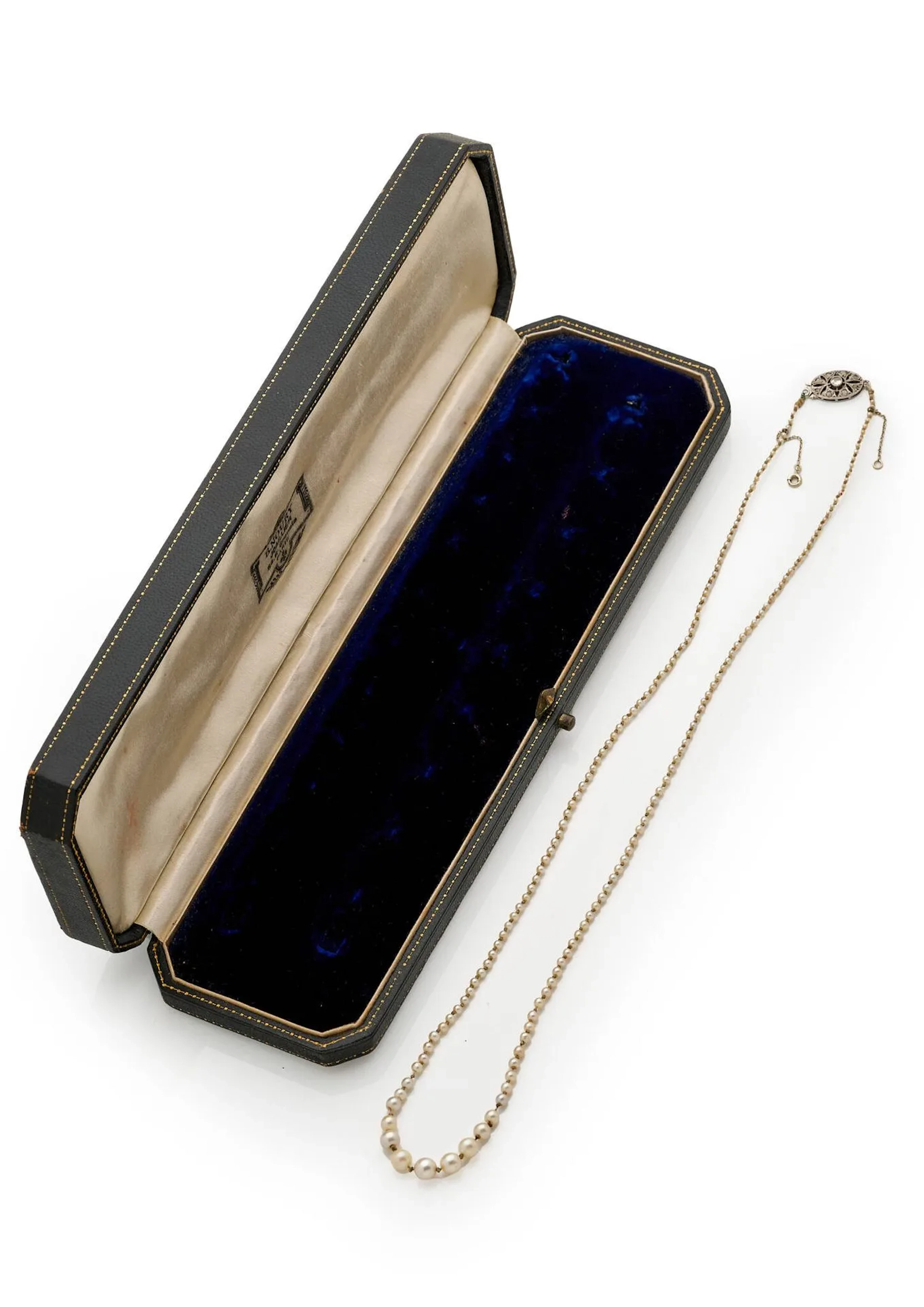 Collier de jeune fille composé d'une ligne de petites perles fines, agrémenté d'un fermoir à cliquet de forme ovale ajouré et rehaussé diamants taille ancienne et éclats, la lame en or gris 18k (750e). (quelques perles de culture au centre) Poids brut: 5.90 g. Longueur: 54 cm.