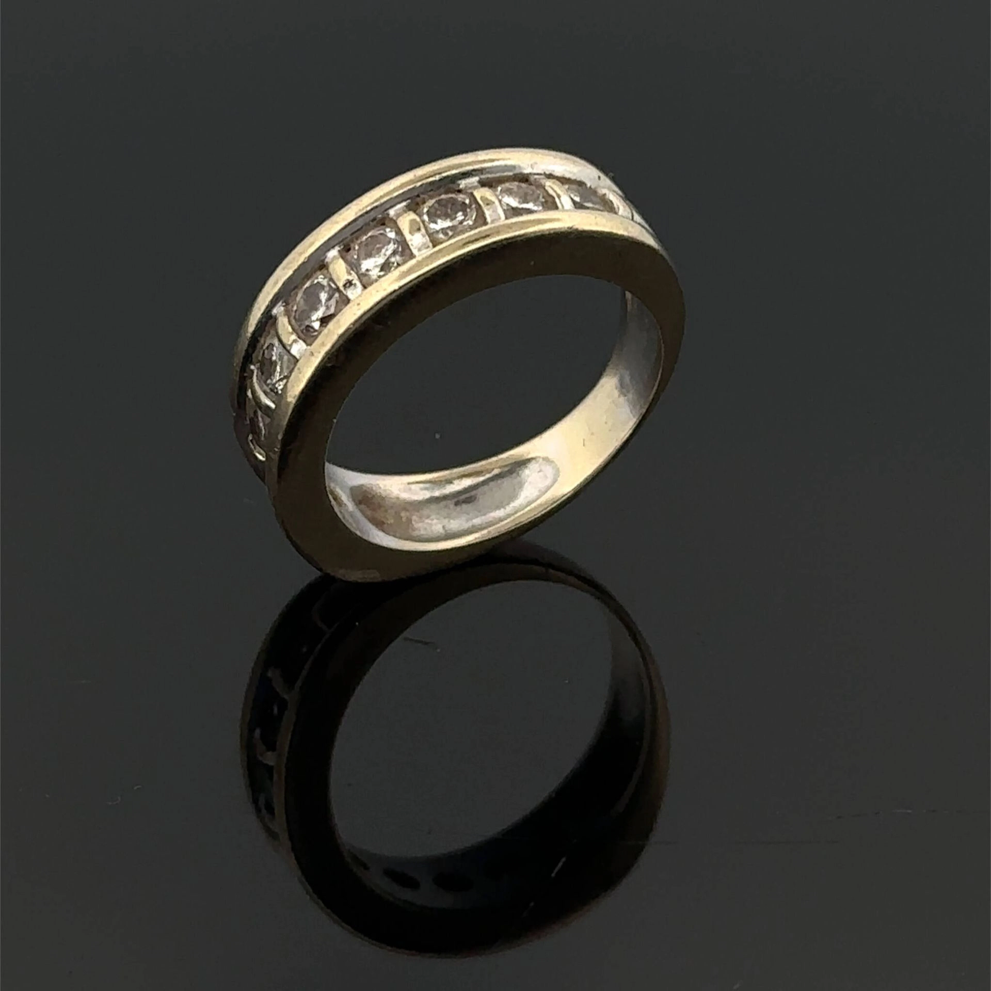 White gold (750) wedding band set with a row of nine brillia - Lot 217