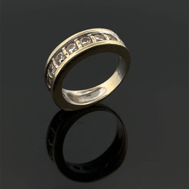 White gold (750) wedding band set with a row of nine brillia - Lot 217