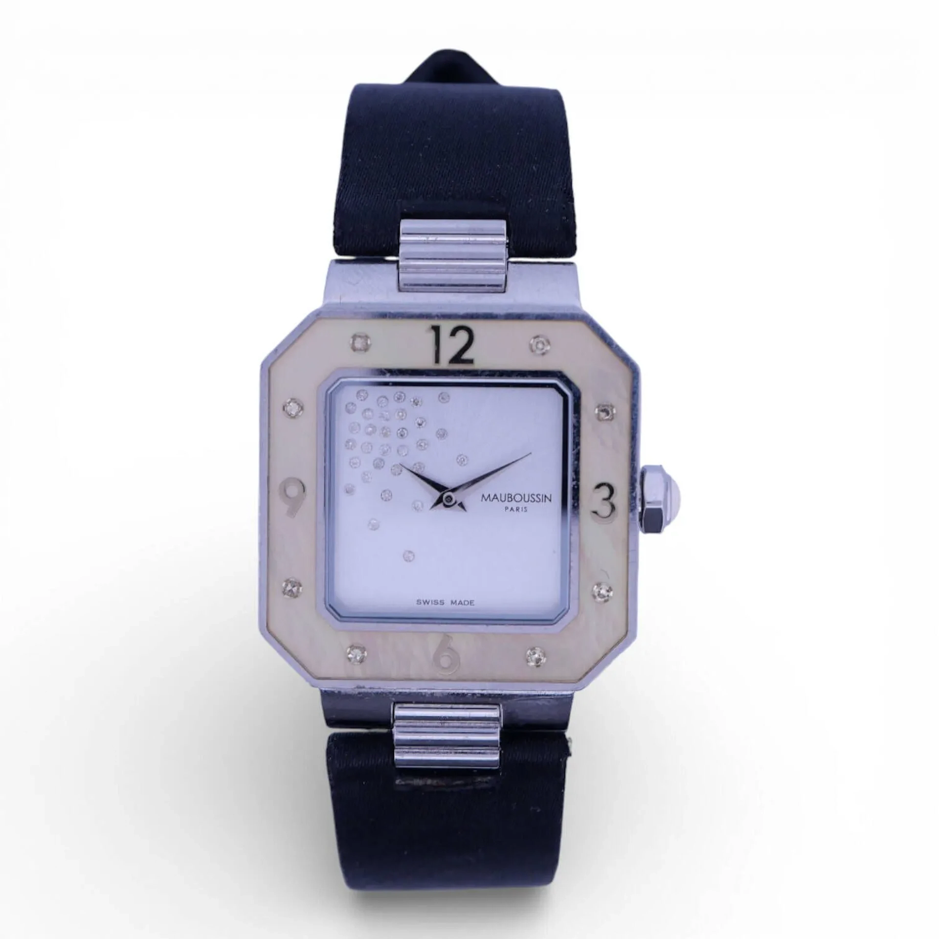 MAUBOUSSIN "Amour, le jour se lève" Montre bracelet de femme à boîtier en acier carré à pans coupés, cadran à fond argenté, parsemé de diamants, la lunette nacrée alternant chiffres arabes et diamants, couronne sertie d'un cabochon de pierre blanche, bracelet satiné noir sur cuir. Mouvement à quartz. Dos avec numérotation "6817" avec la référence 9112101. Dim. du boîtier : 28 x 28 mm. Avec sa carte d'authenticité Petites usures On y joint un bracelet interchangeable en velours noir