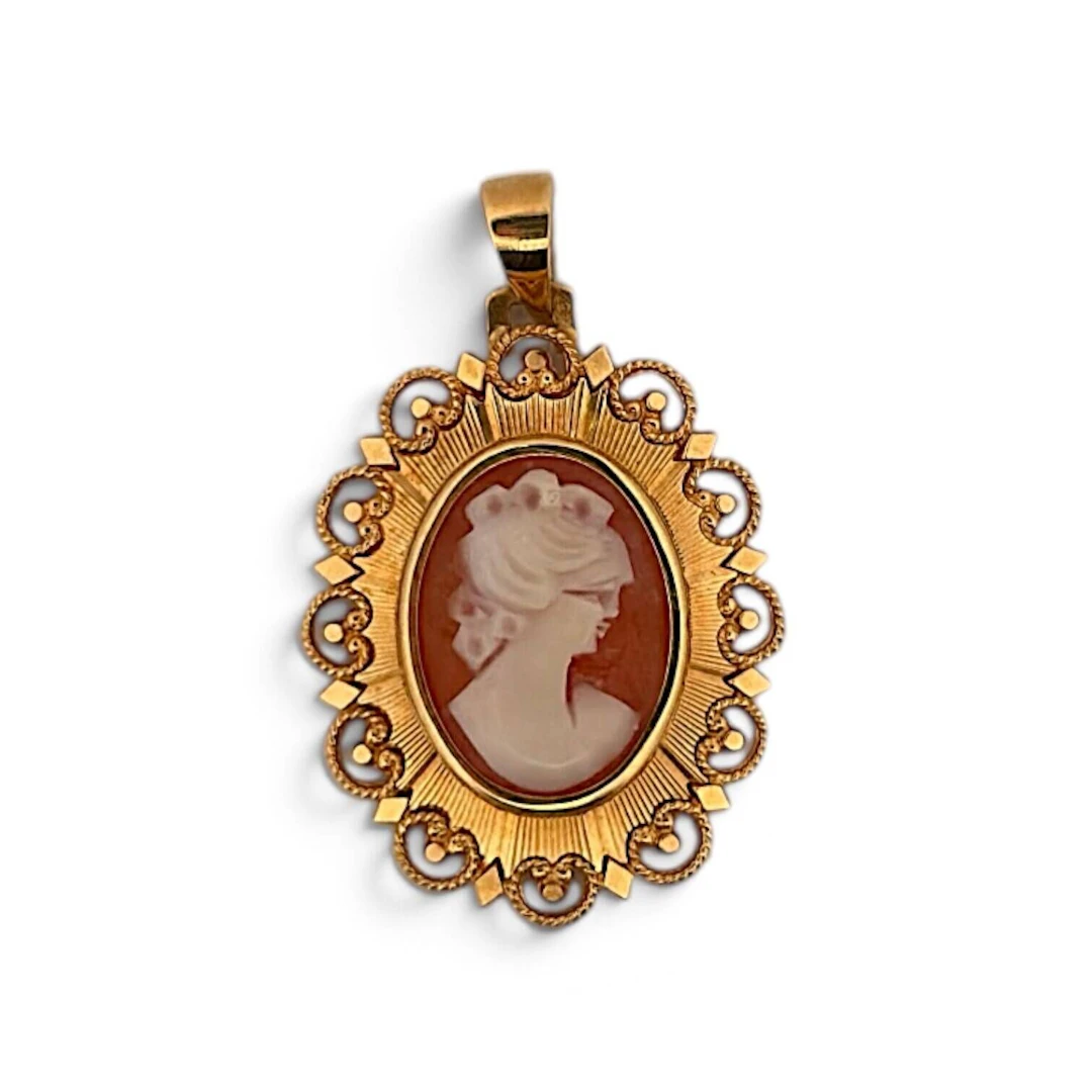 Yellow gold (750) pendant with a guilloché design featuring - Lot 155