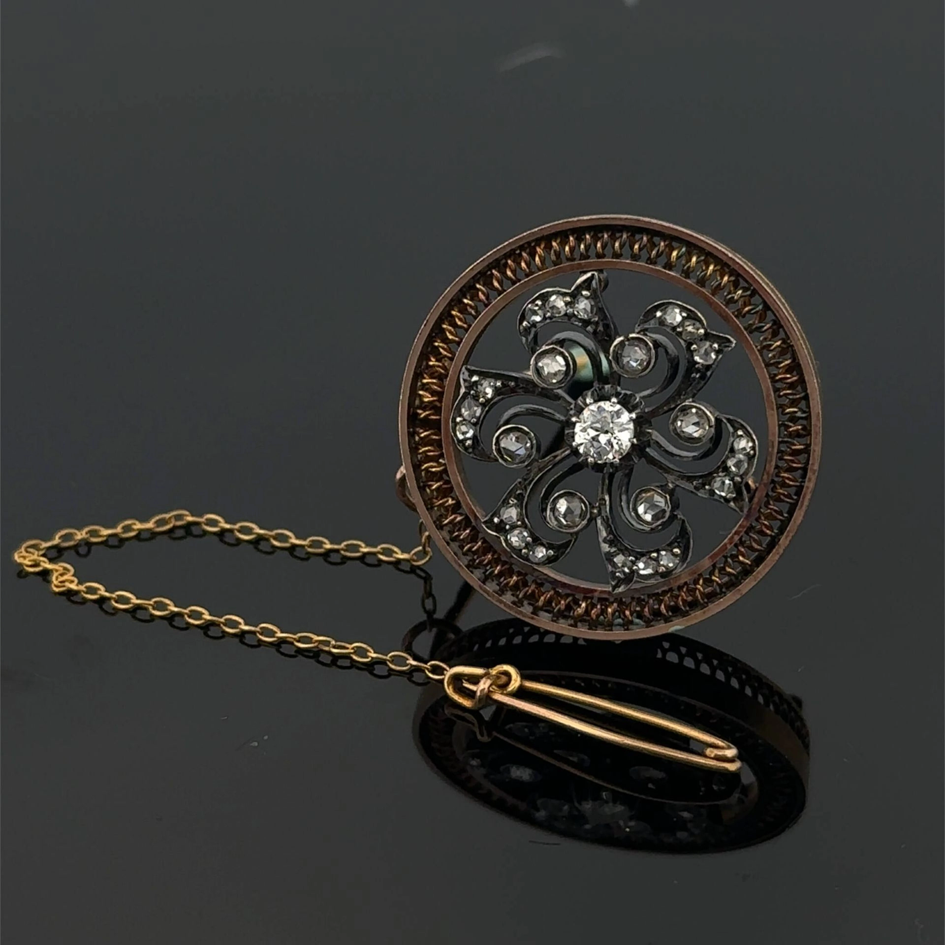 Circular brooch in yellow gold (750) and silver (min. 800) w - Lot 249