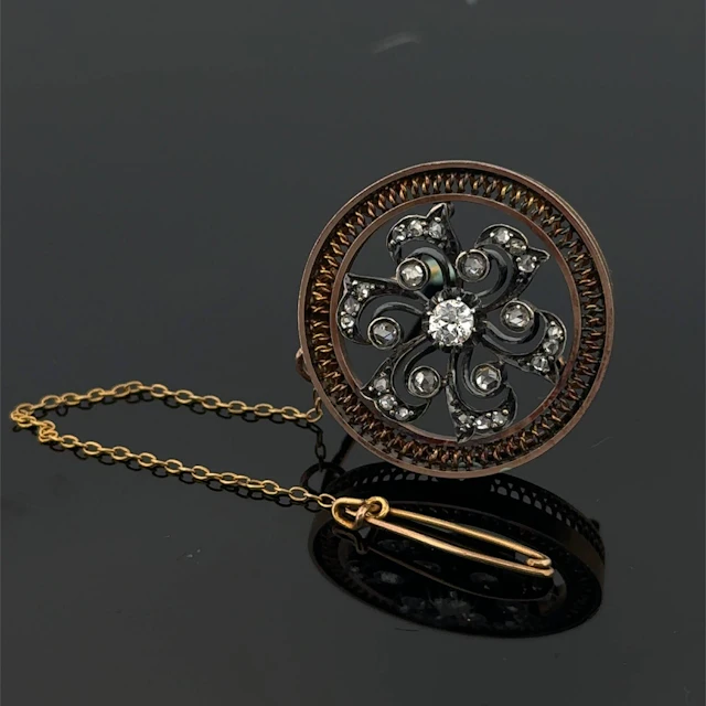 Circular brooch in yellow gold (750) and silver (min. 800) w - Lot 249