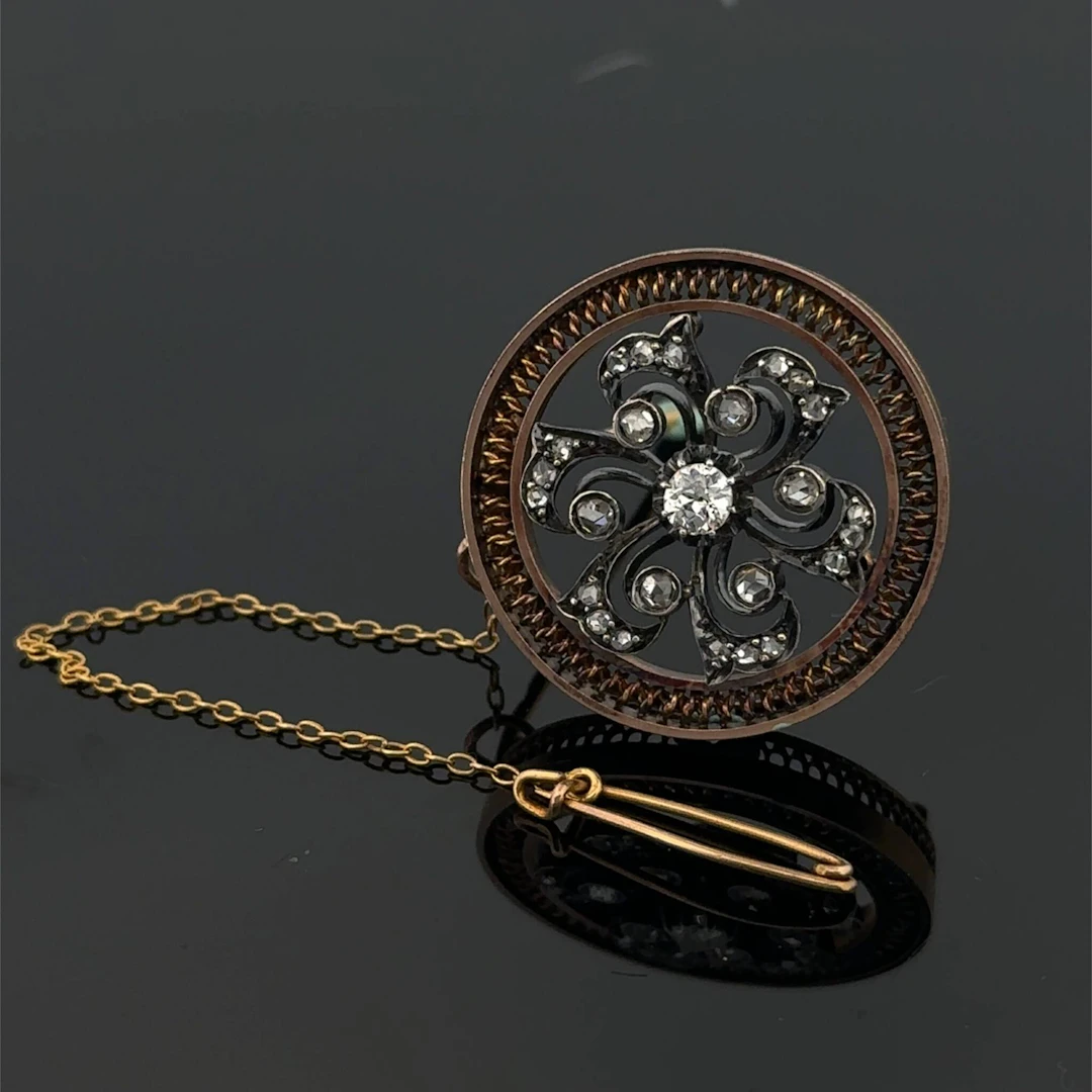 Circular brooch in yellow gold (750) and silver (min. 800) w - Lot 249