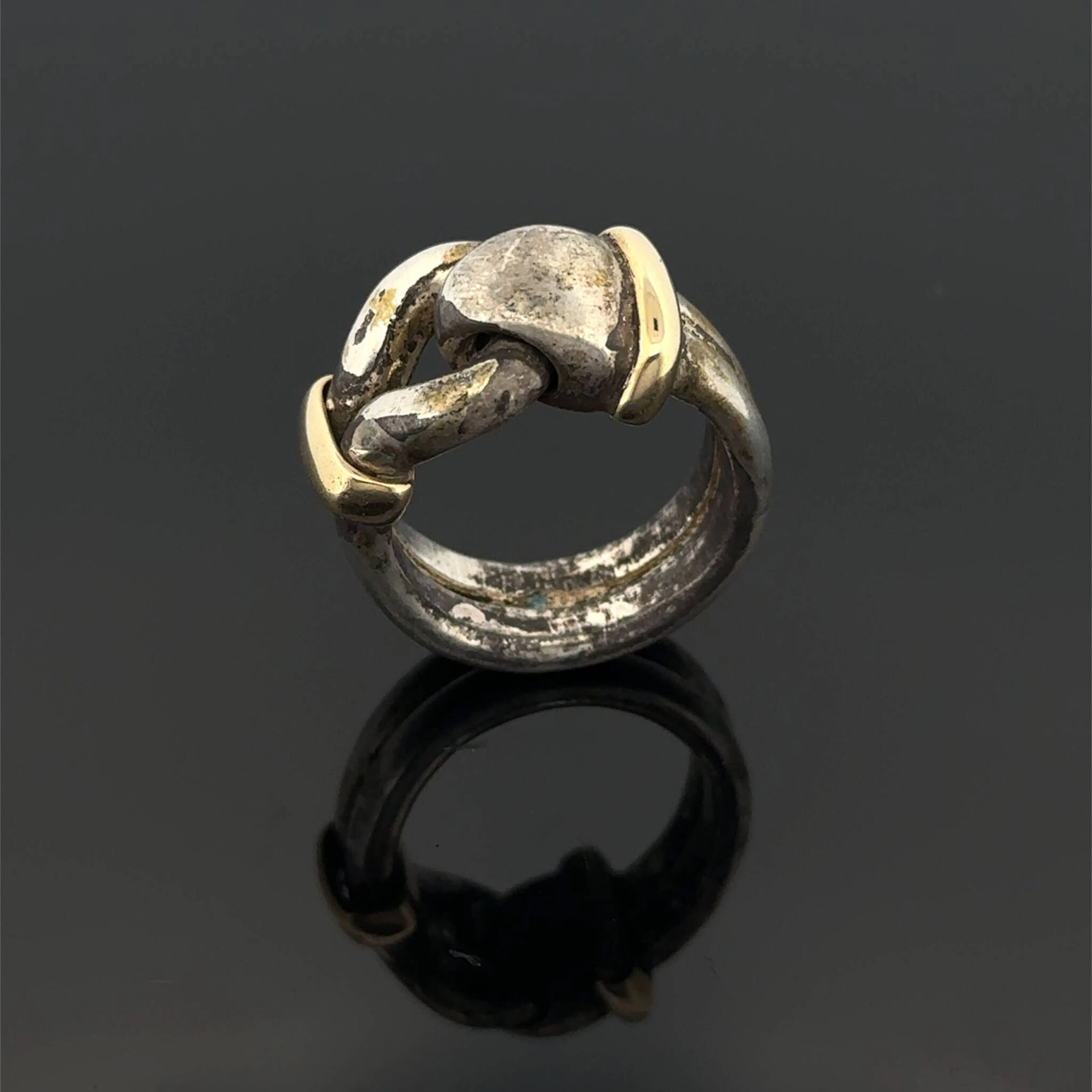 Openwork, fluted ring in yellow gold (750) and silver (800). - Lot 178