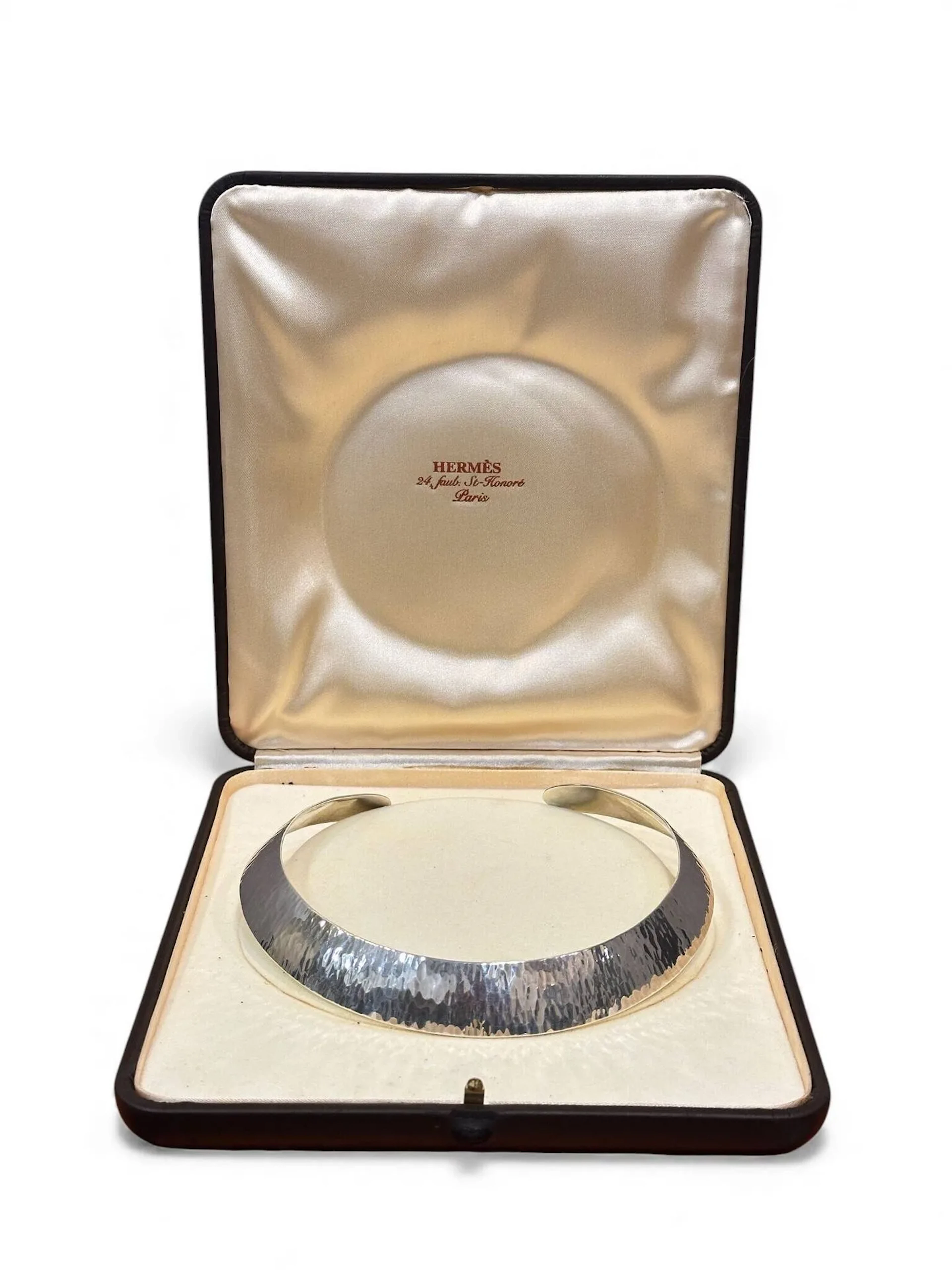 HERMES Collier torque en argent (800 minimum) martelé. Signé. Poids : 68.48 g. Conservé dans son écrin.