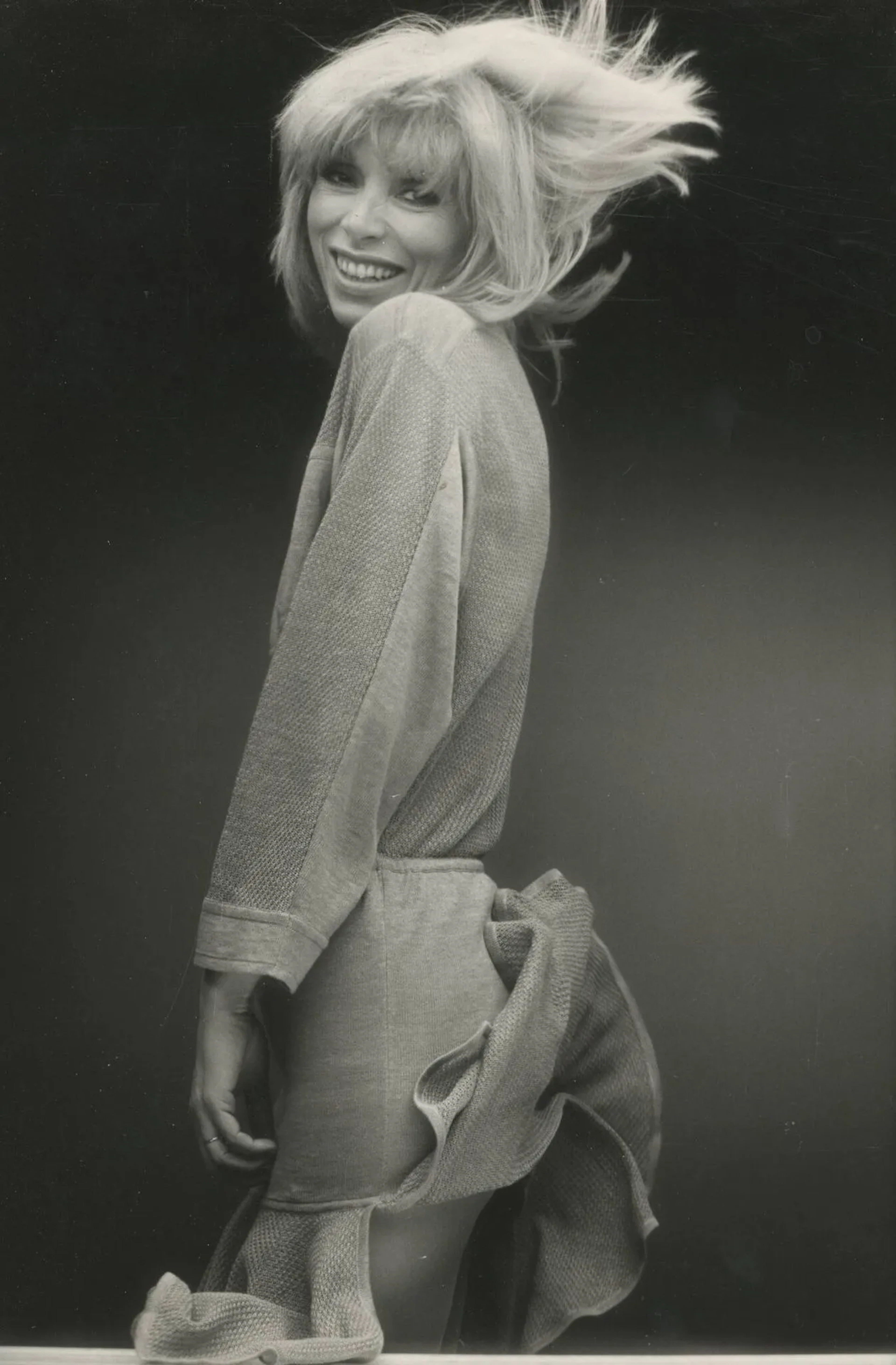 Mireille DARC Portrait en studio de l’actrice française, c. 1990 Tirage argentique d’époque, cachet de presse au dos 30 x 20 cm