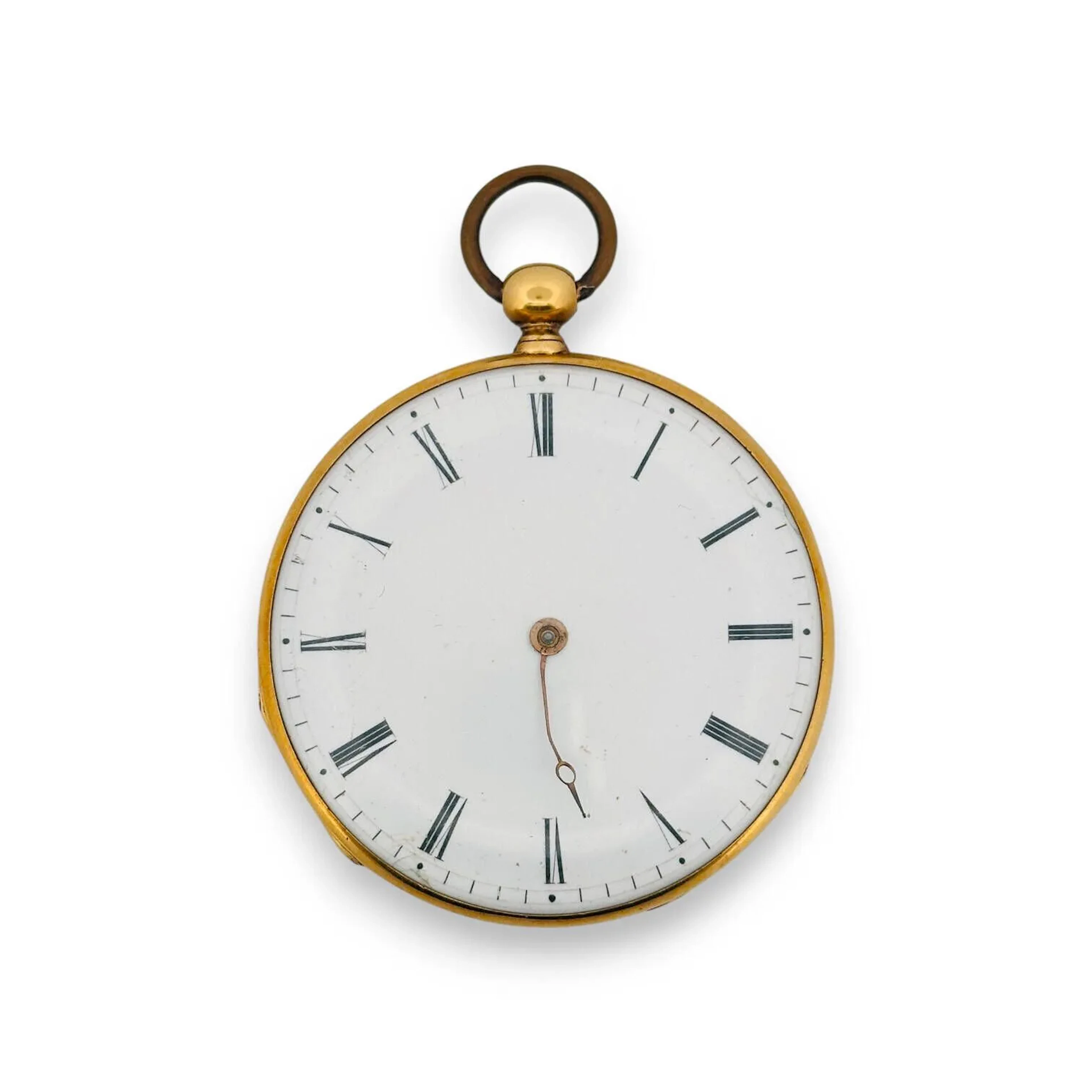 Montre de gousset en or jaune 18K (750 millièmes) à cadran émaillé blanc appliqué de chiffres romains et d'une minuterie chemin de fer, dos guilloché Mouvement mécanique à remontage à clef (clef manquante) Diamètre : 45 mm Anneau en métal Poids brut : 71 g