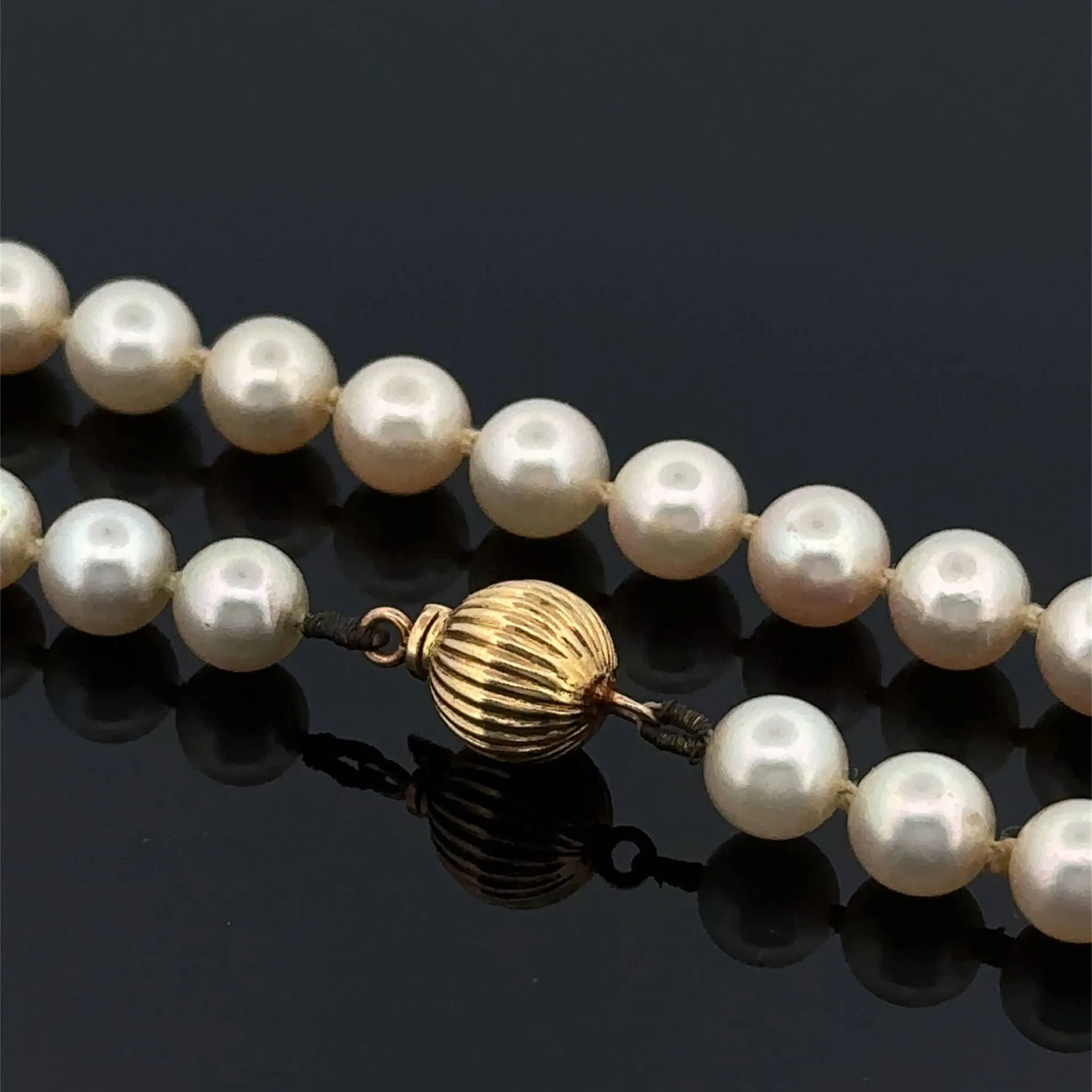 Necklace consisting of a single strand of cream-colored cult - Lot 177