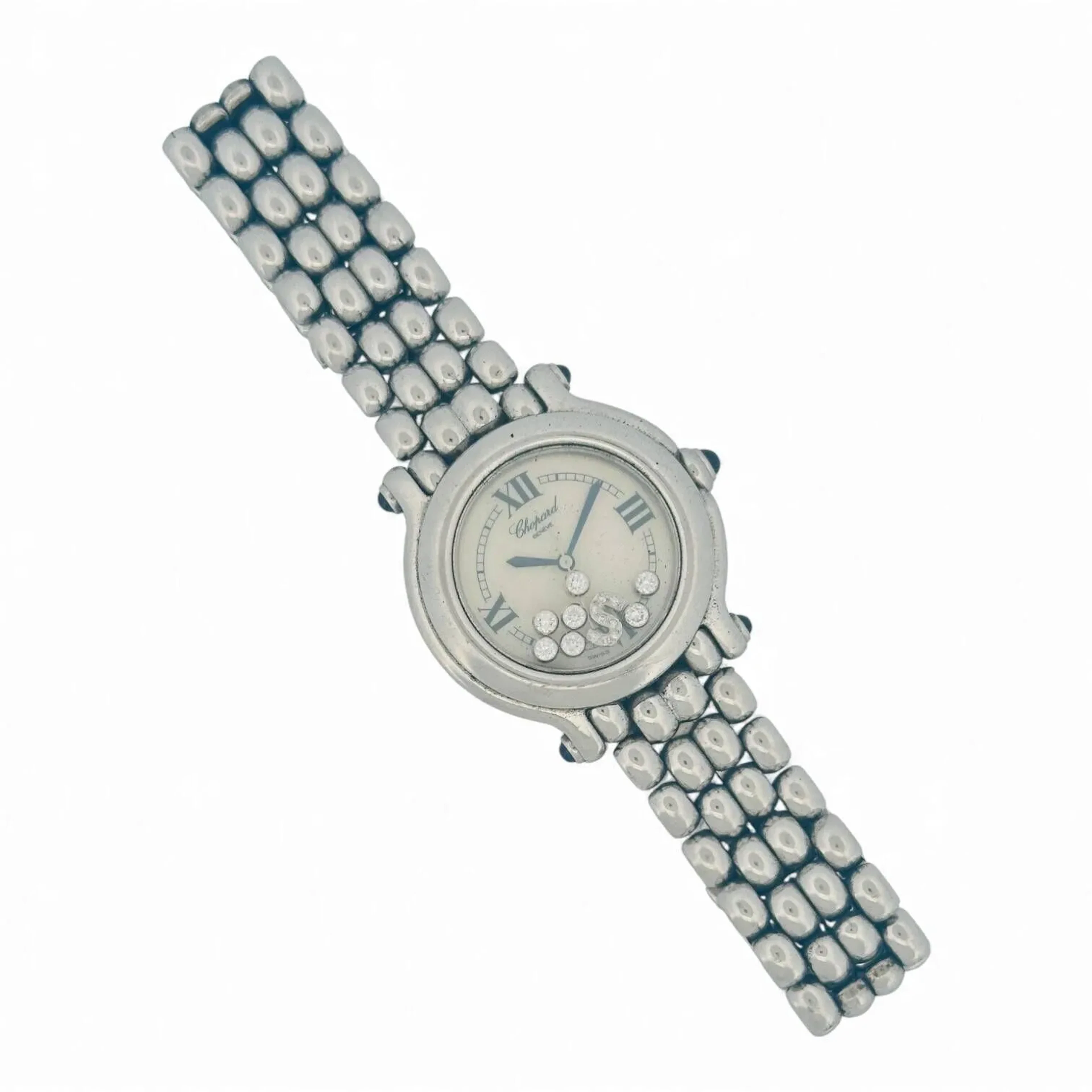 CHOPARD HAPPY SPORT Montre bracelet en acier, cadran nacre rose, minuterie chemin de fer bleue, index chiffres romains en décalques bleues, aiguilles glaives bleuies, date à six heures. Entre deux verres saphir, sept diamants taille brillant et des diamants en taille brillant formant un S sont en mouvement. Fond à vis en acier signé Chopard Happy Sport, référence 27/8238-23, numéroté. Mouvement à quartz. Bracelet acier signé Chopard, à quatre rangs de maillons « grains de riz », boucle déployante papillon en acier signée Chopard. Montre non fonctionnelle lors de l’expertise, sans garantie de fonctionnement futur et d’état des pièces. Rayures au boitier et au bracelet. Accompagnée de sa boite d’origine (l’intérieur de la boite se dégrade), ainsi que de deux maillons supplémentaires. Vers 2000 Largeur22mm