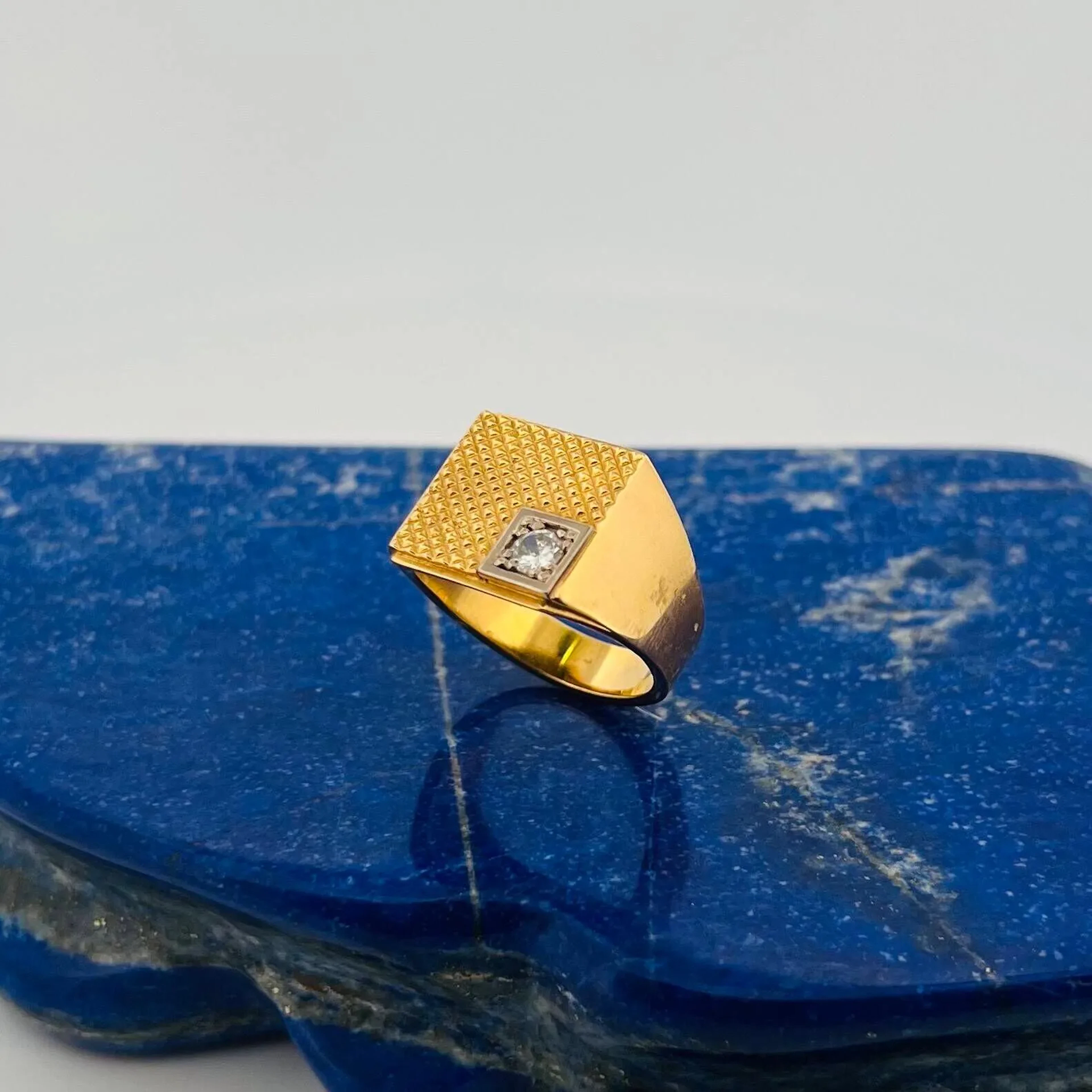 18K yellow gold (750) signet ring, with a square setting fea - Lot 311