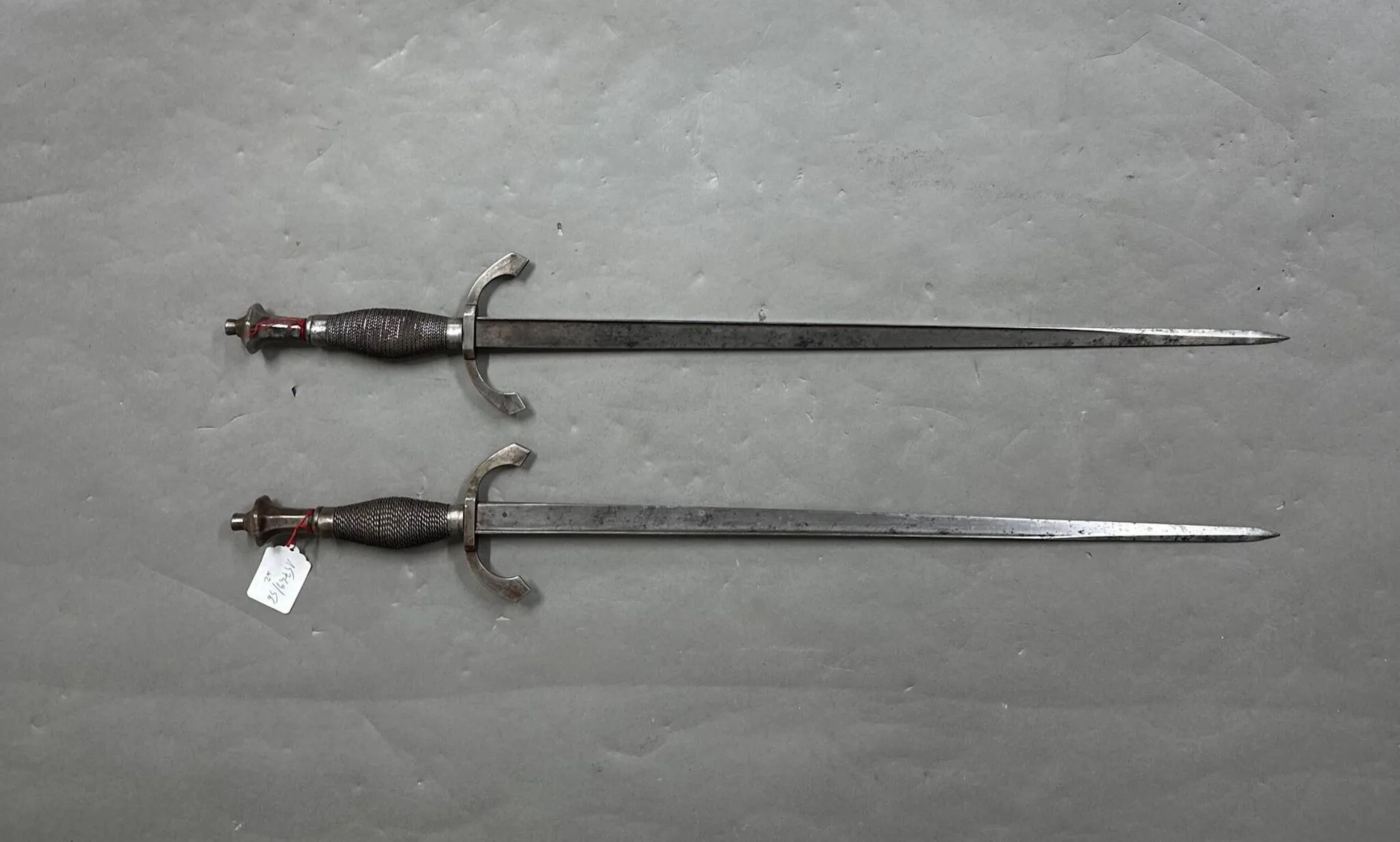 Ensemble de deux dagues de style. Faites sur des lames de baïonnettes modèle 1874. Montures en fer. Pommeaux en toupie à pans, gardes à deux quillons. Fusées filigranées fer. Travail de la gin du XIXe siècle.