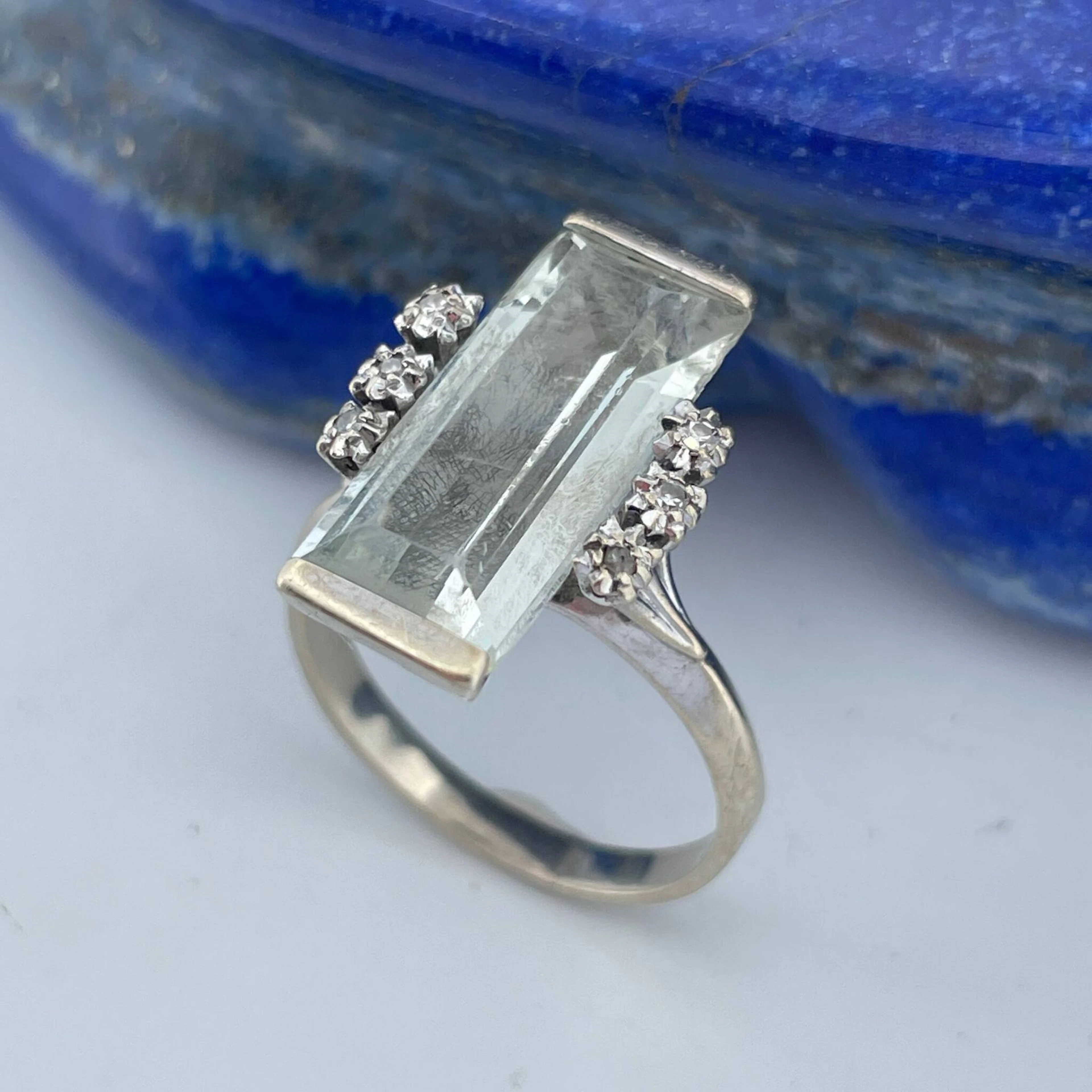 White gold (750) ring set with a rectangular aquamarine (wit - Lot 80