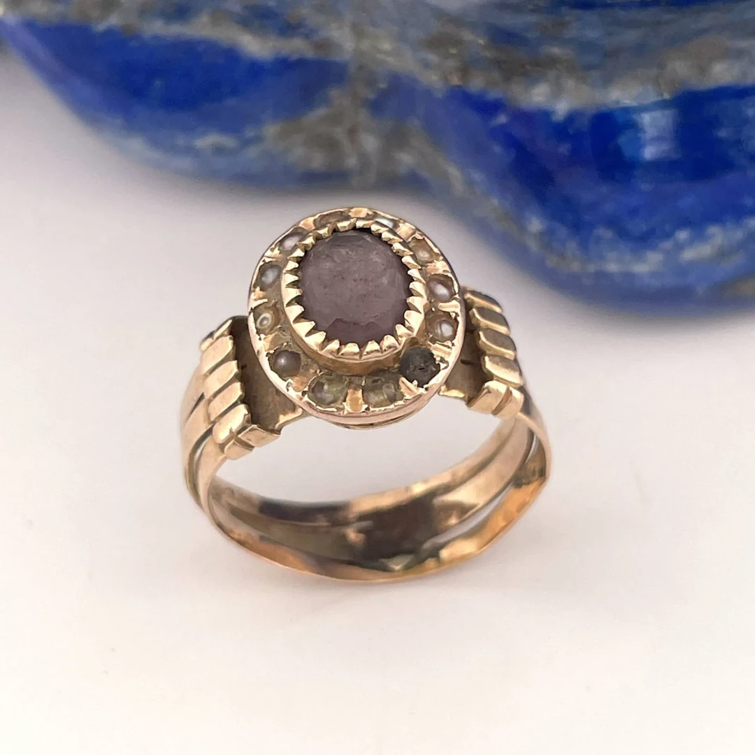 Rose gold (750) ring set with a purple stone (dents), surrou - Lot 275
