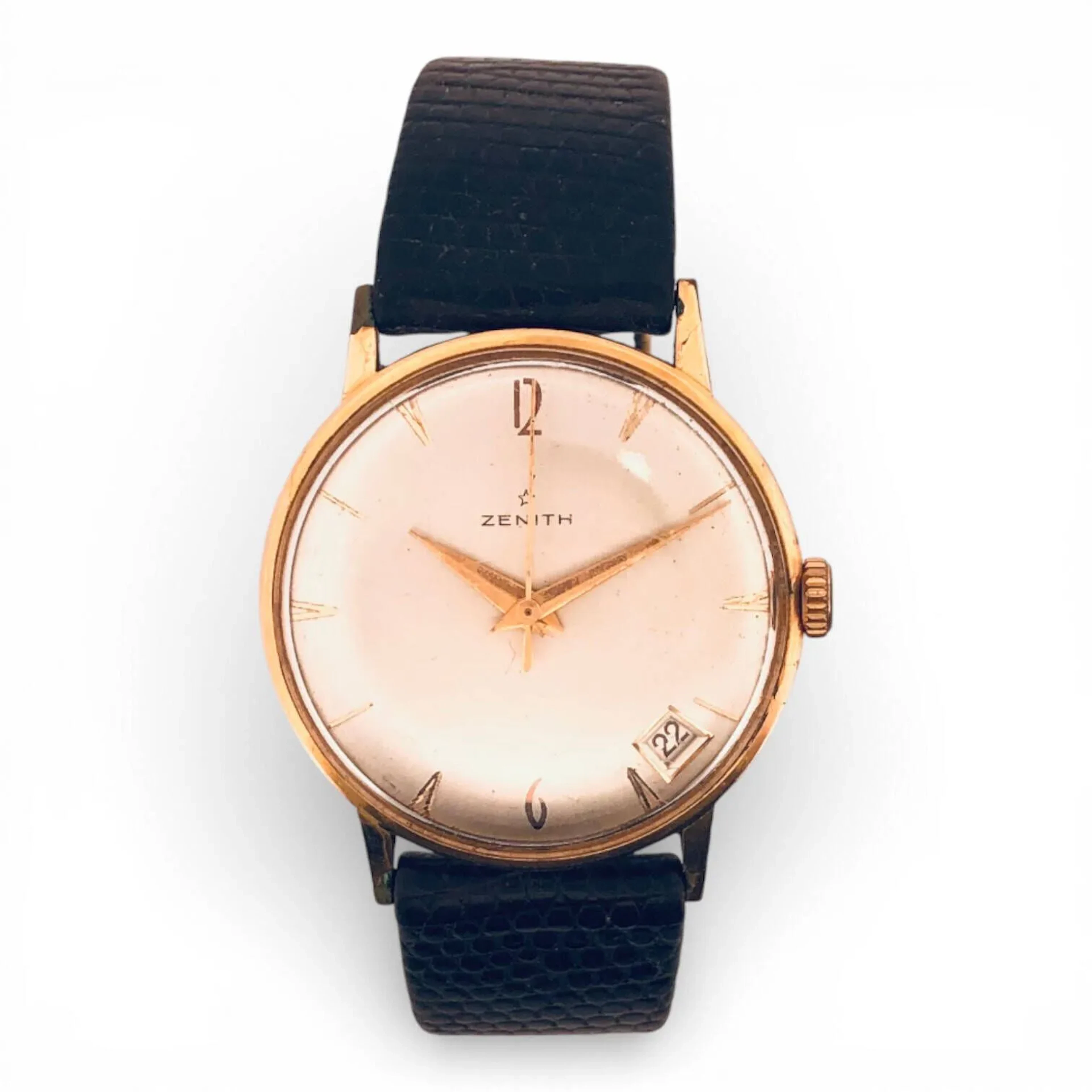 ZENITH Montre bracelet pour homme, lunette ronde en métal doré, mouvement mécanique à remontoir, index chiffres arabes aux demies et bâtons dorés, guichet dateur à 4 h, fond acier inoxydable. Bracelet en cuir noir. Fonctionnelle.