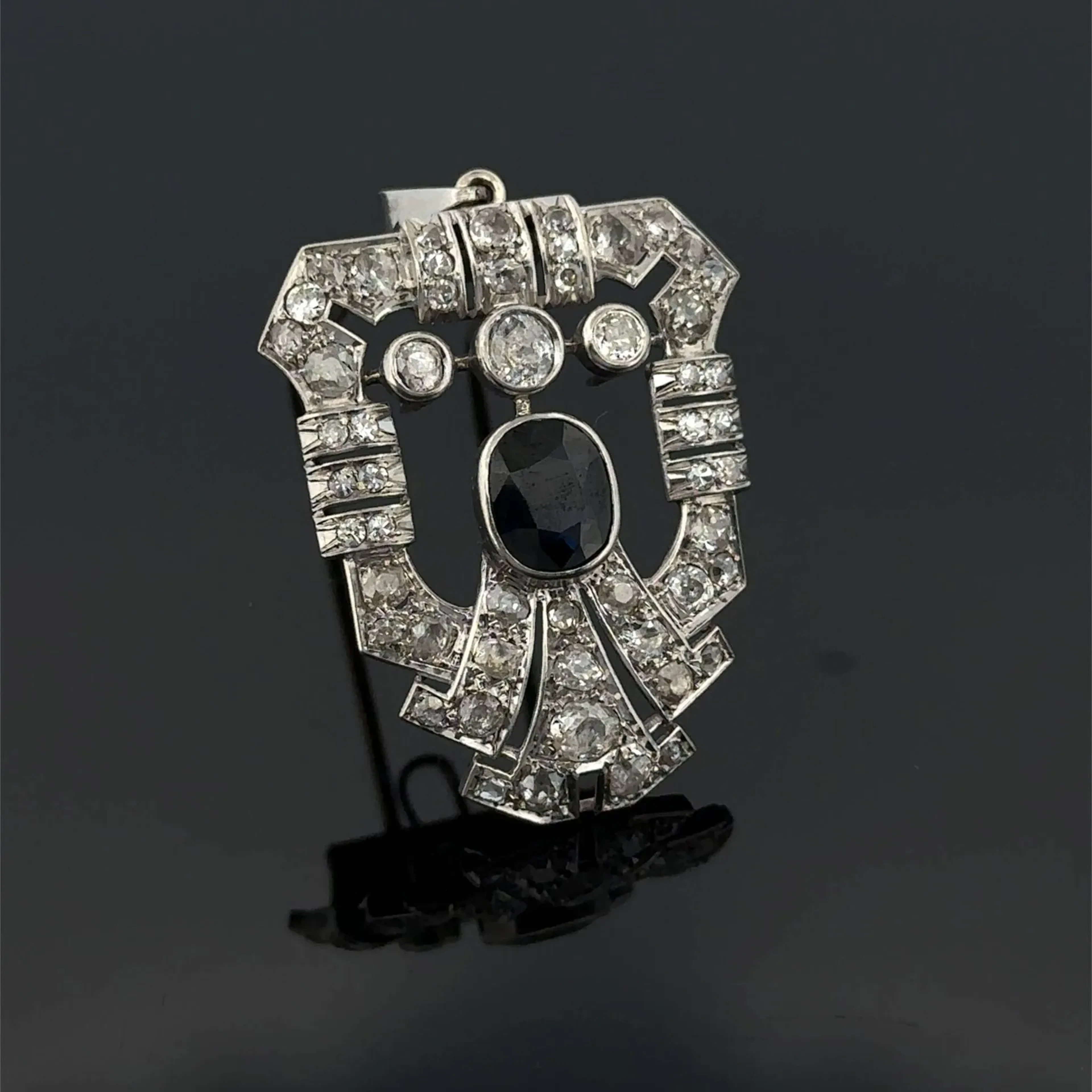 18k (750th) gold and 850th platinum clip brooch, stylizing a - Lot 183