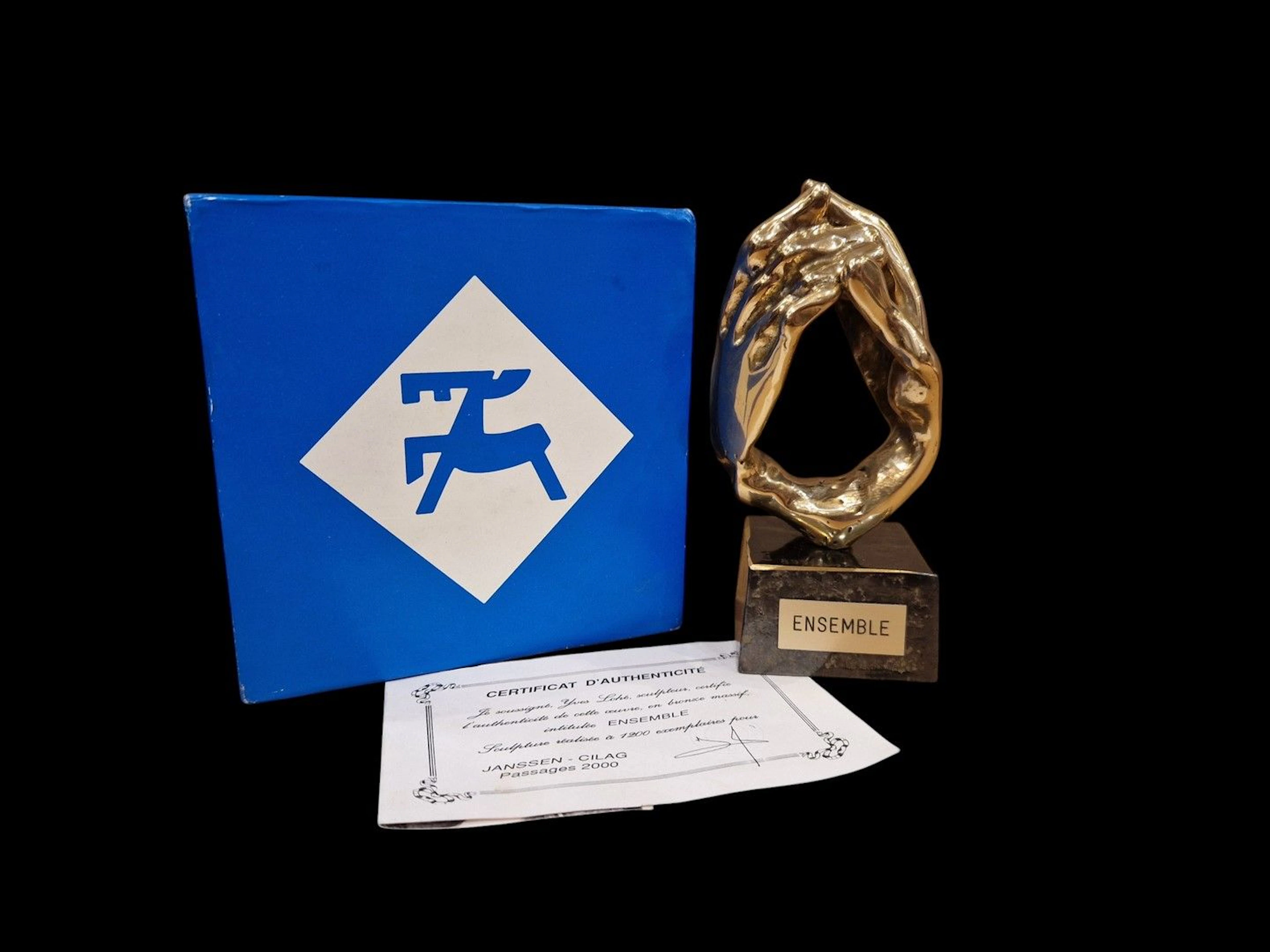 LOHE Yves (né en 1947) Ensemble Bronze à patine dorée, 899/1200, sur la terrasse LOHE, titré sur un cartouche sur l'avant Ht. : 19 cm Avec sa boite d'origine et son certificat