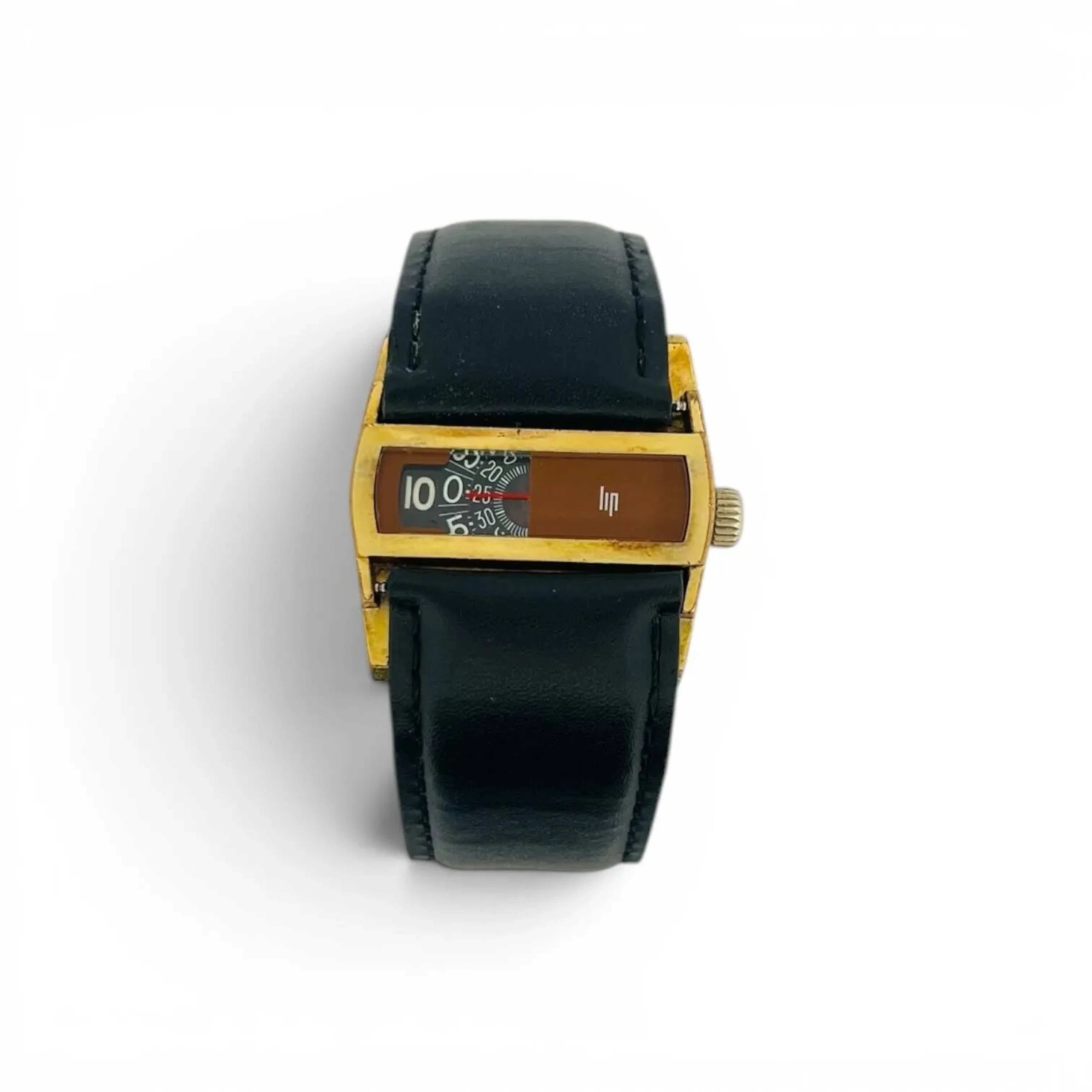 LIP " Baschmakoff " Montre bracelet pour homme, la lunette plaqué or, affichage des heures, minutes et seconde par disques et une ligne rouge formant repère. Mouvement mécanique, fond en acier signé LIP DIRECTIME. Bracelet en cuir noir à boucle déployante. Numérotée 9004 301415. Non fonctionnelle, à réviser.