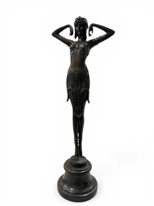 CHIPARUS Dimitri, d'après Danseuse égyptienne, Edition en bronze à patine brune nuancée sur socle piédouche en pierre noire reconstituée, bronze garanti Paris JB déposé, sur la terrasse : D.H.Chiparus, la marque de l'éditeur et un A1480 quelques traces d'oxydation à la patine Ht. totale : 49 cm