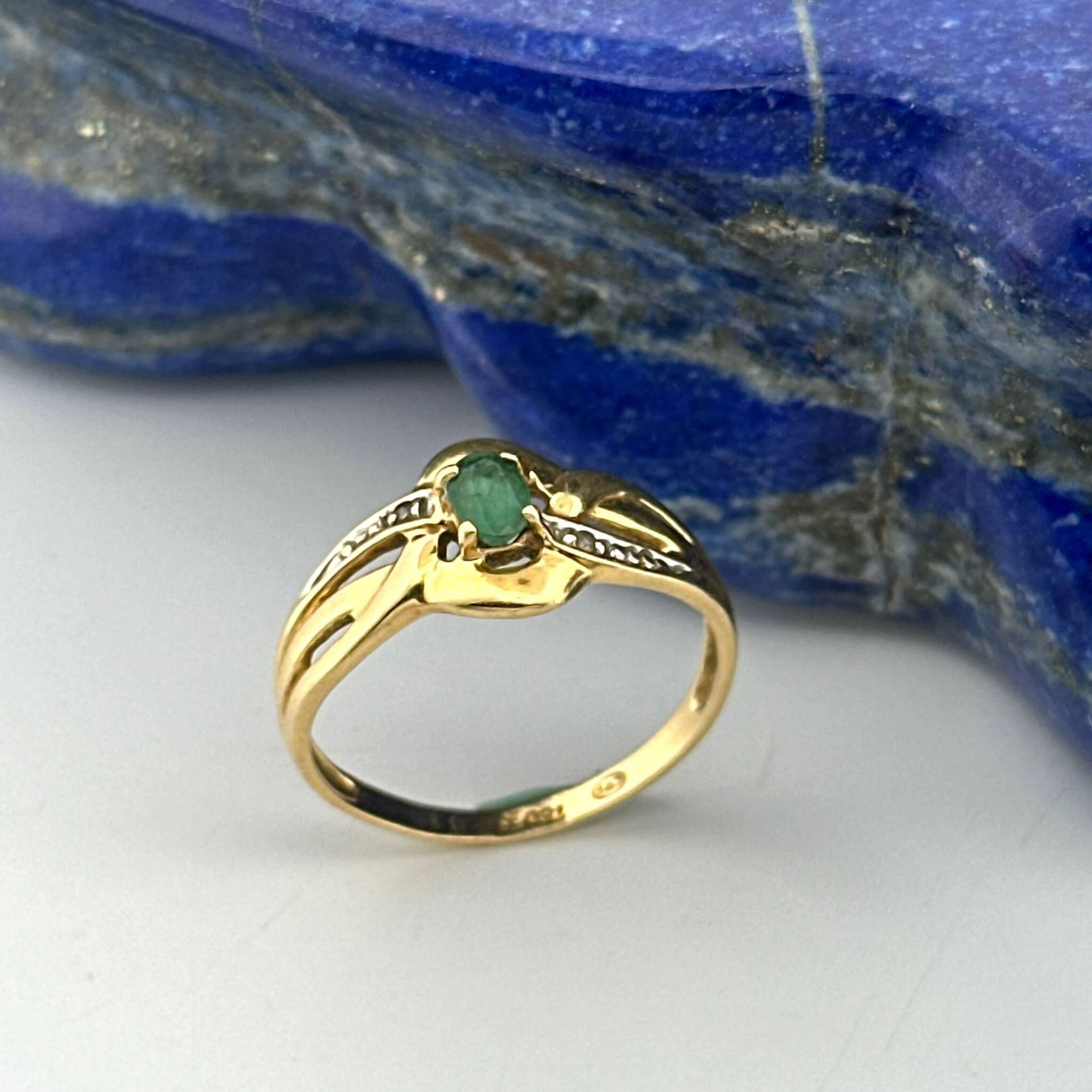 Openwork yellow gold (750) ring, set with an oval emerald. - Lot 257