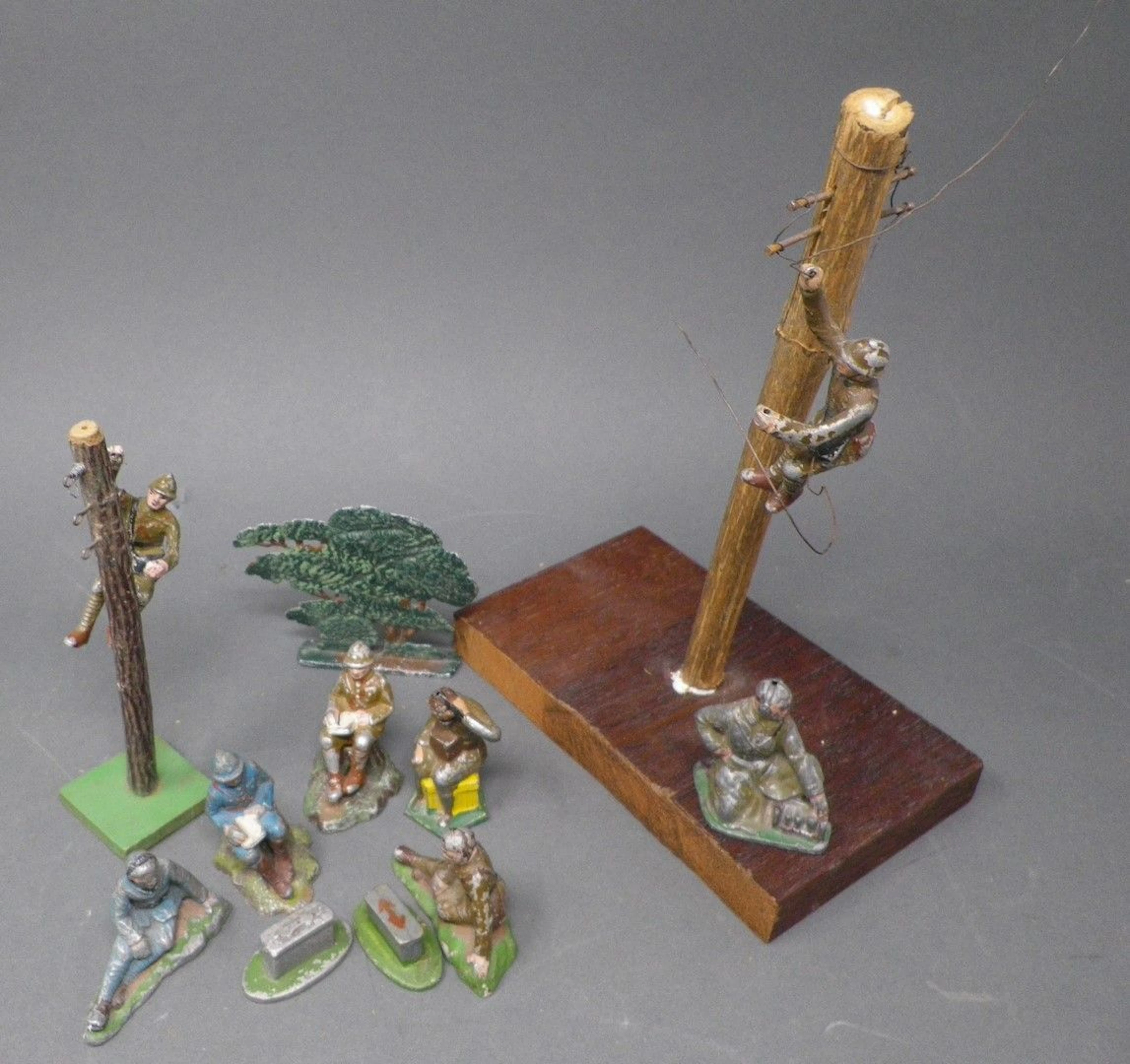 QUIRALU - GROUPE DE TRANSMISSION D'ARTILLERIE Bibliographie : p. 75 Les jouets Quiralu 1933-1964 - R. Alazet - J. Borsarello - H. Giroud - Ed° J. Granchet Paris. Jouets anciens pouvant présenter des manques de peinture, des chocs ou des manques, y compris pour les conditionnements éventuels. Vendus en l'état et sans réclamations.