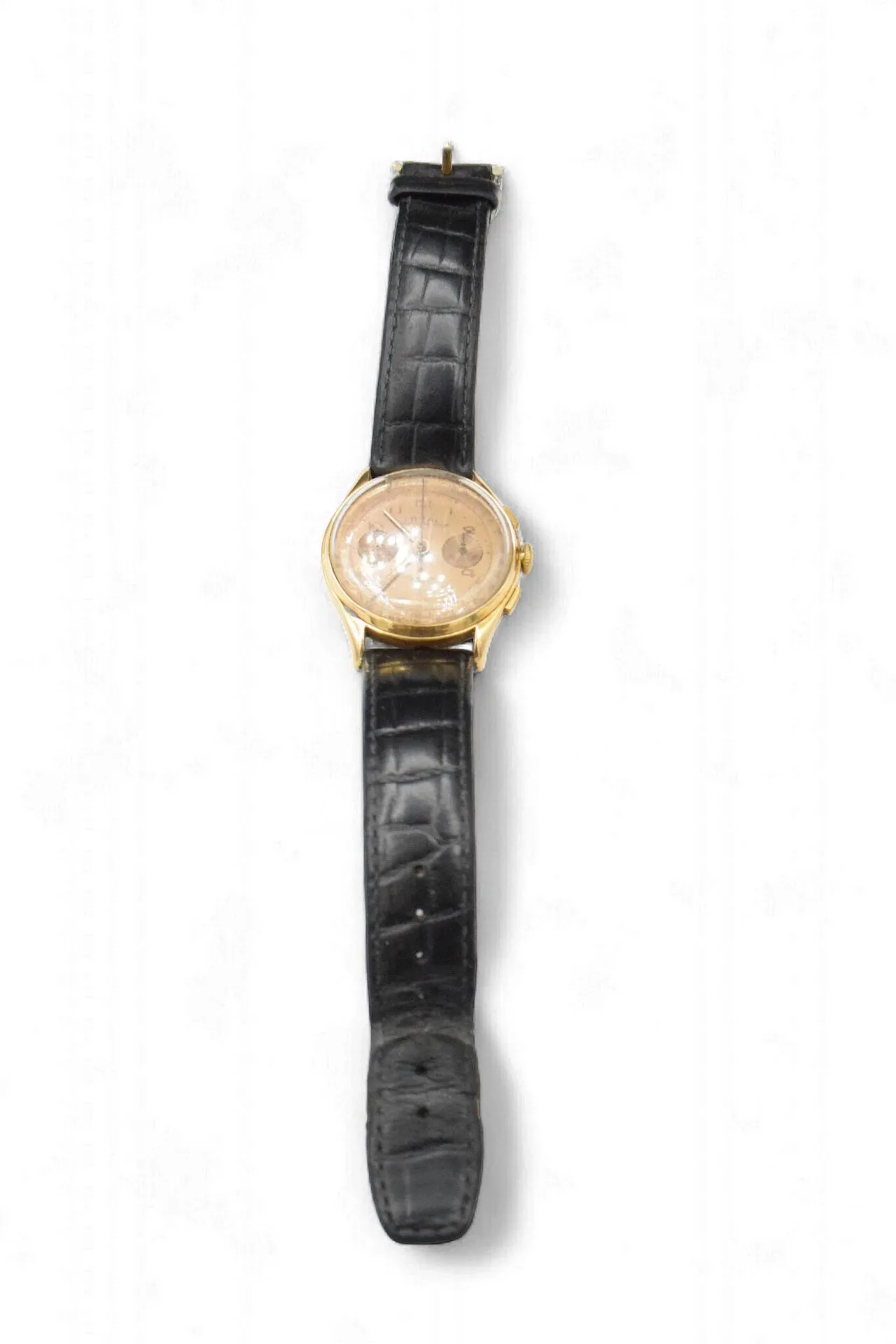 LOYAL N°4829 Montre bracelet d'homme de type chronographe, boitier en or jaune 18K (750), cadran cuivre, index chiffres arabes formant les heures, sous-cadran à 3h et 9h, mouvement mécanique à remontage manuel, bracelet en cuir (usé) à boucle ardillon en métal. Diam. : 35 mm - Poids brut : 44.91 g. (soudures)