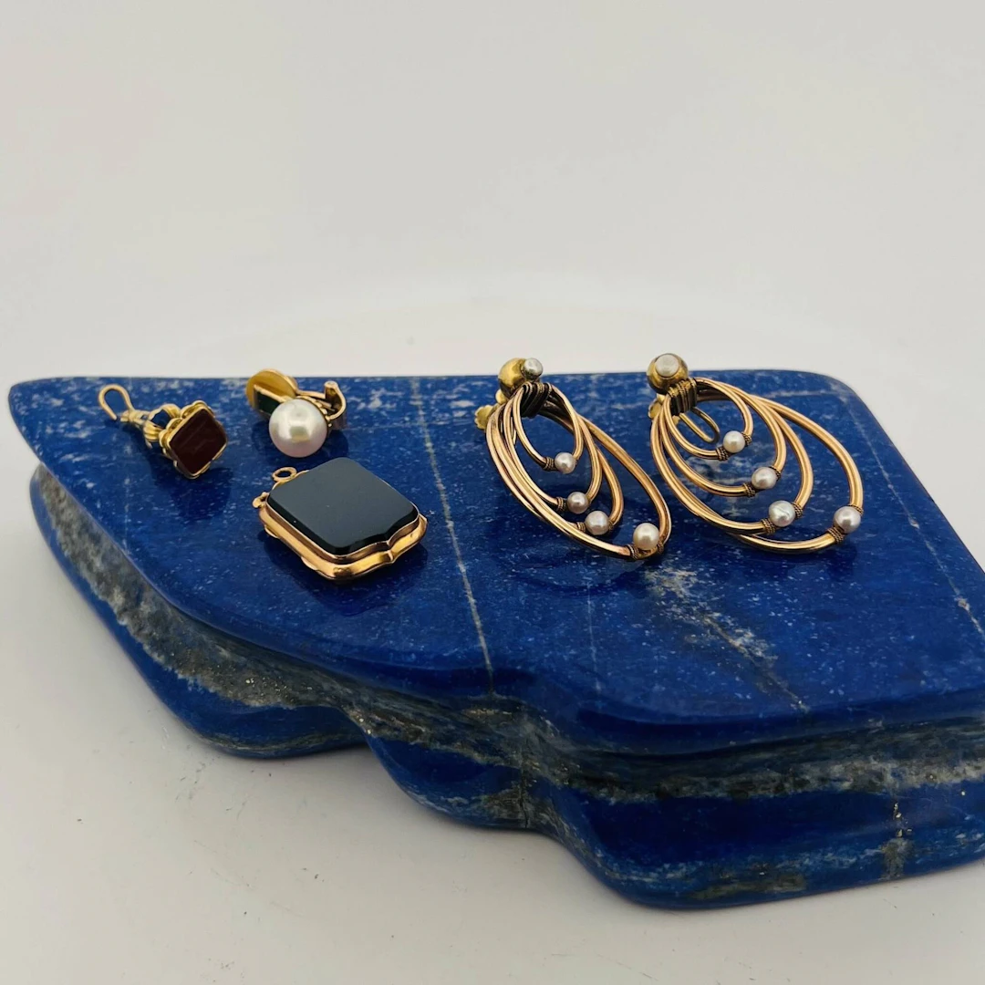 SET includes: - Lot 249