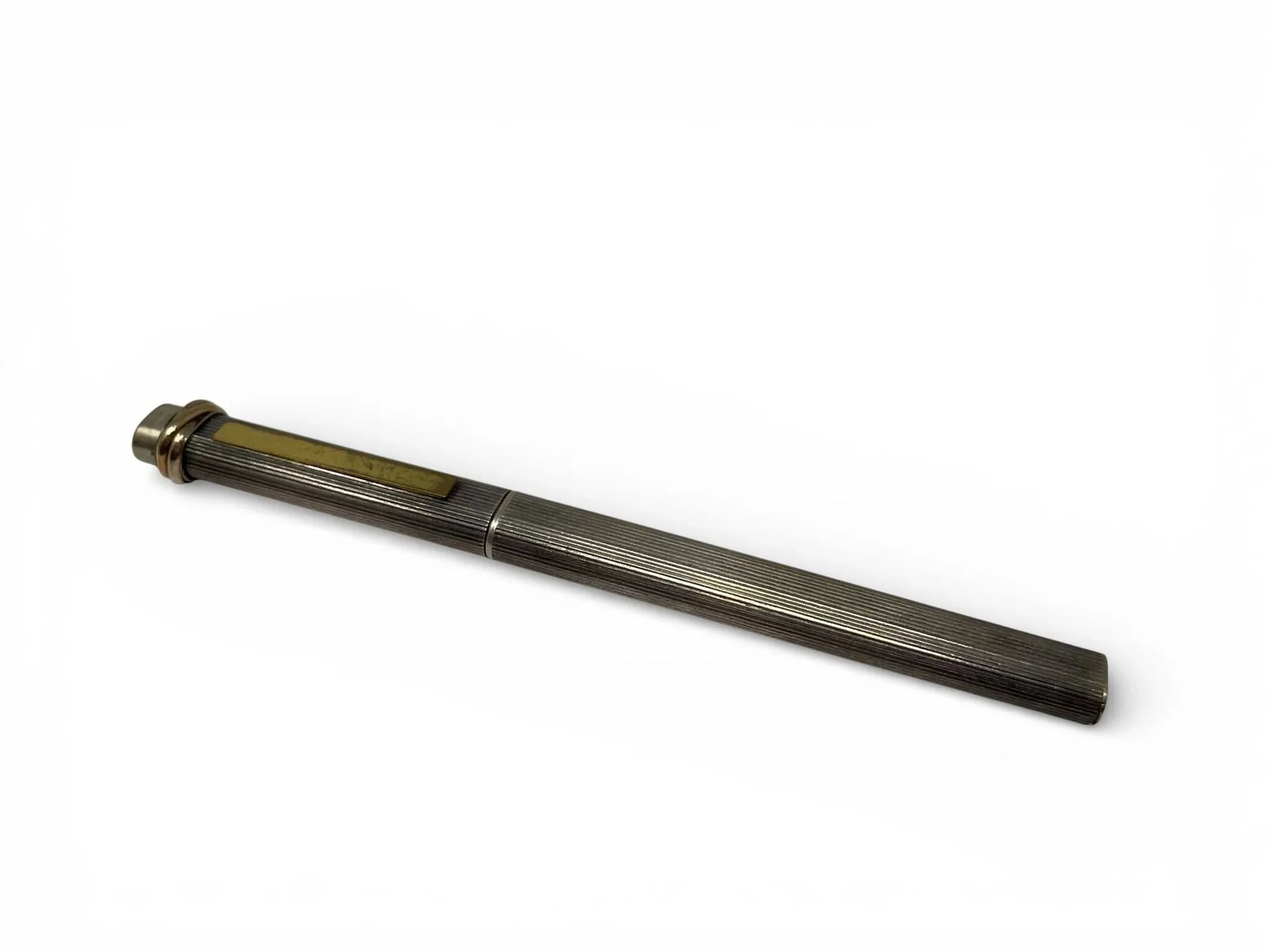 CARTIER Stylo bille en argent (925). Modèle Trinity. Signé et numéroté. Longueur : 13.3 cm - Poids brut : 26.2 g. Usures à la dorure, chocs Vendu en l'état.