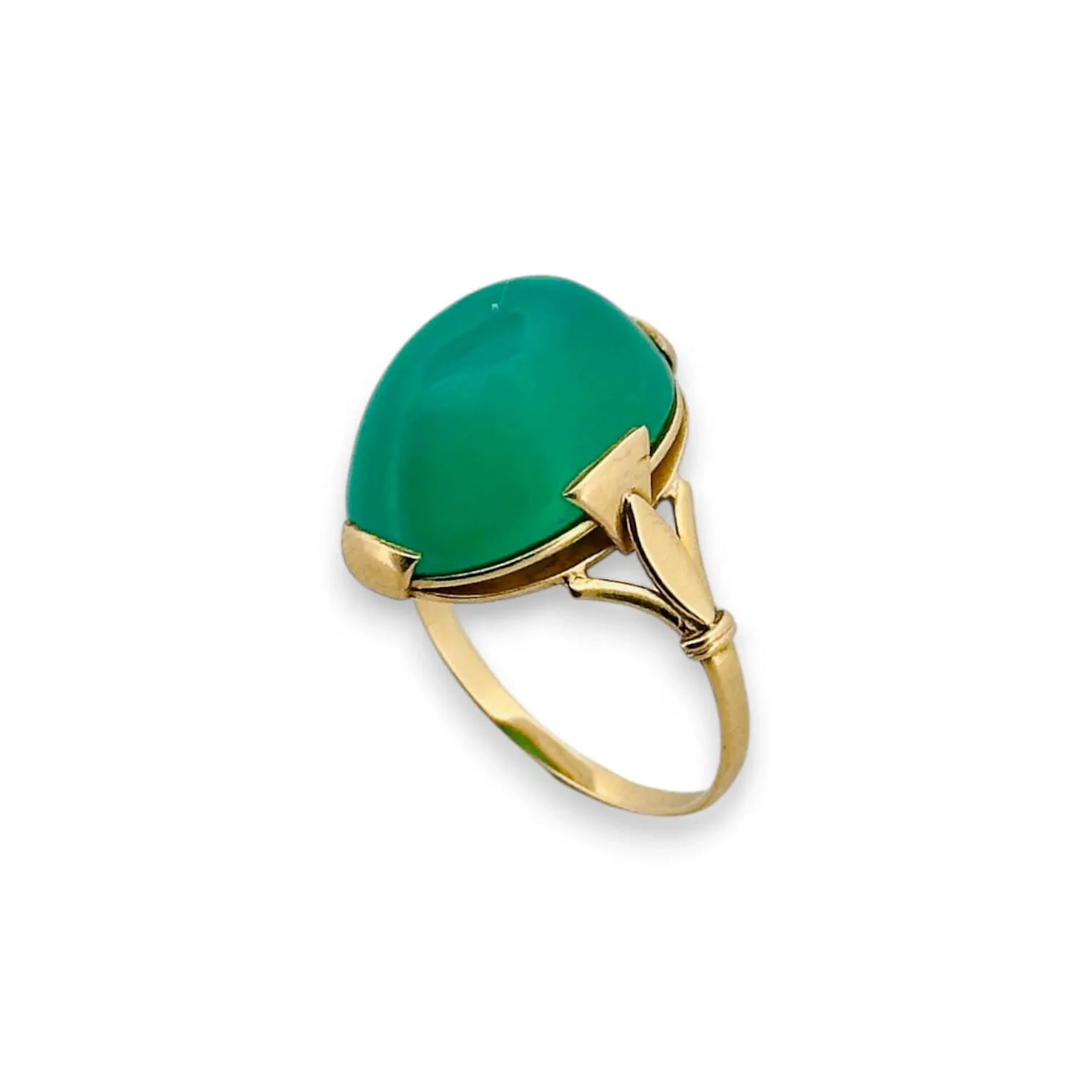 Bague en or jaune 18k (750 millièmes) ornée d'un chrysoprase en pain de sucre. TDD : 55 Poids brut : 3.8 g Poinçon tête d'aigle