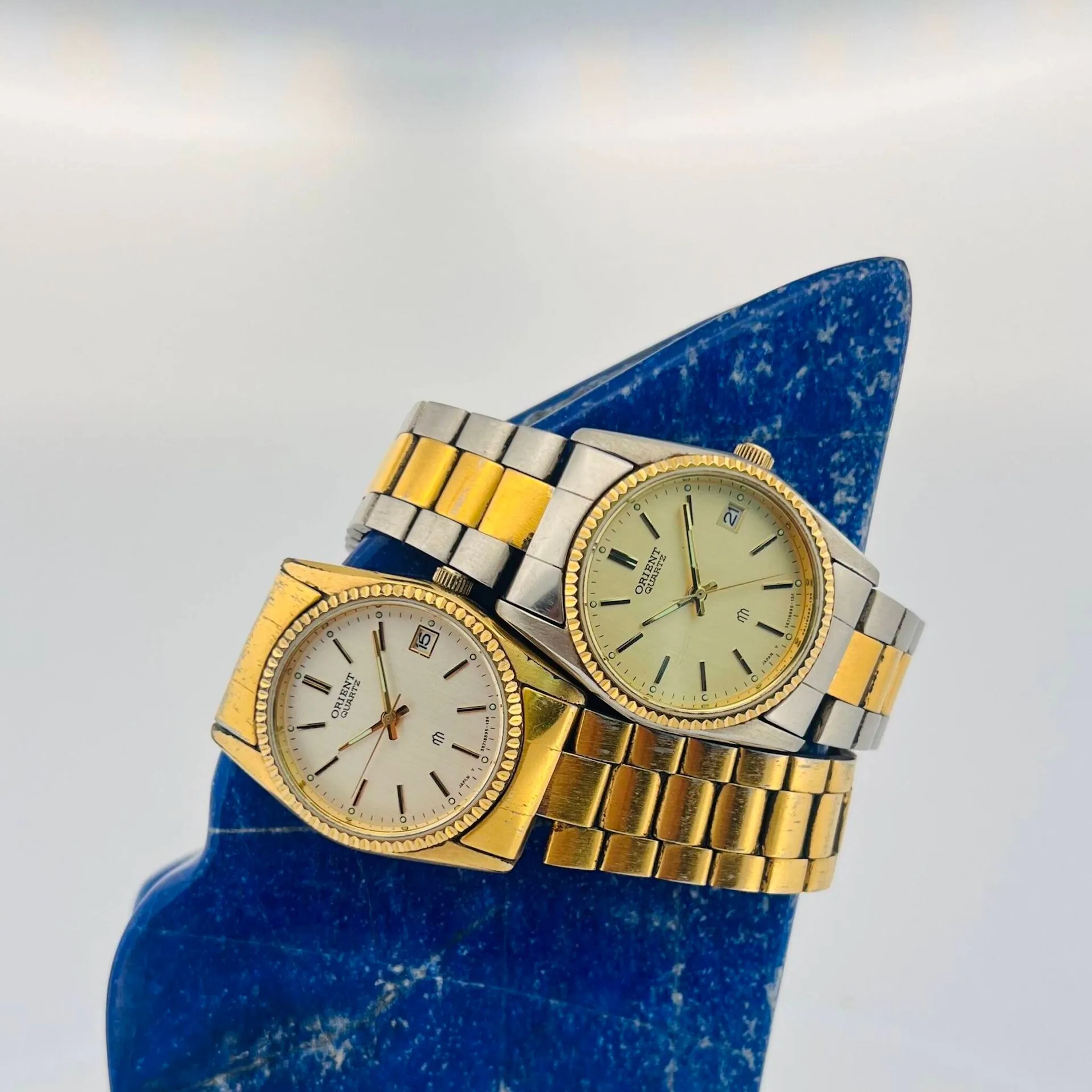 ORIENT Lot de deux montres bracelet pour homme en acier et métal doré. Mouvements quartz (fonctionne).. En l'état. Diam. : 31 mm - 31 mm.