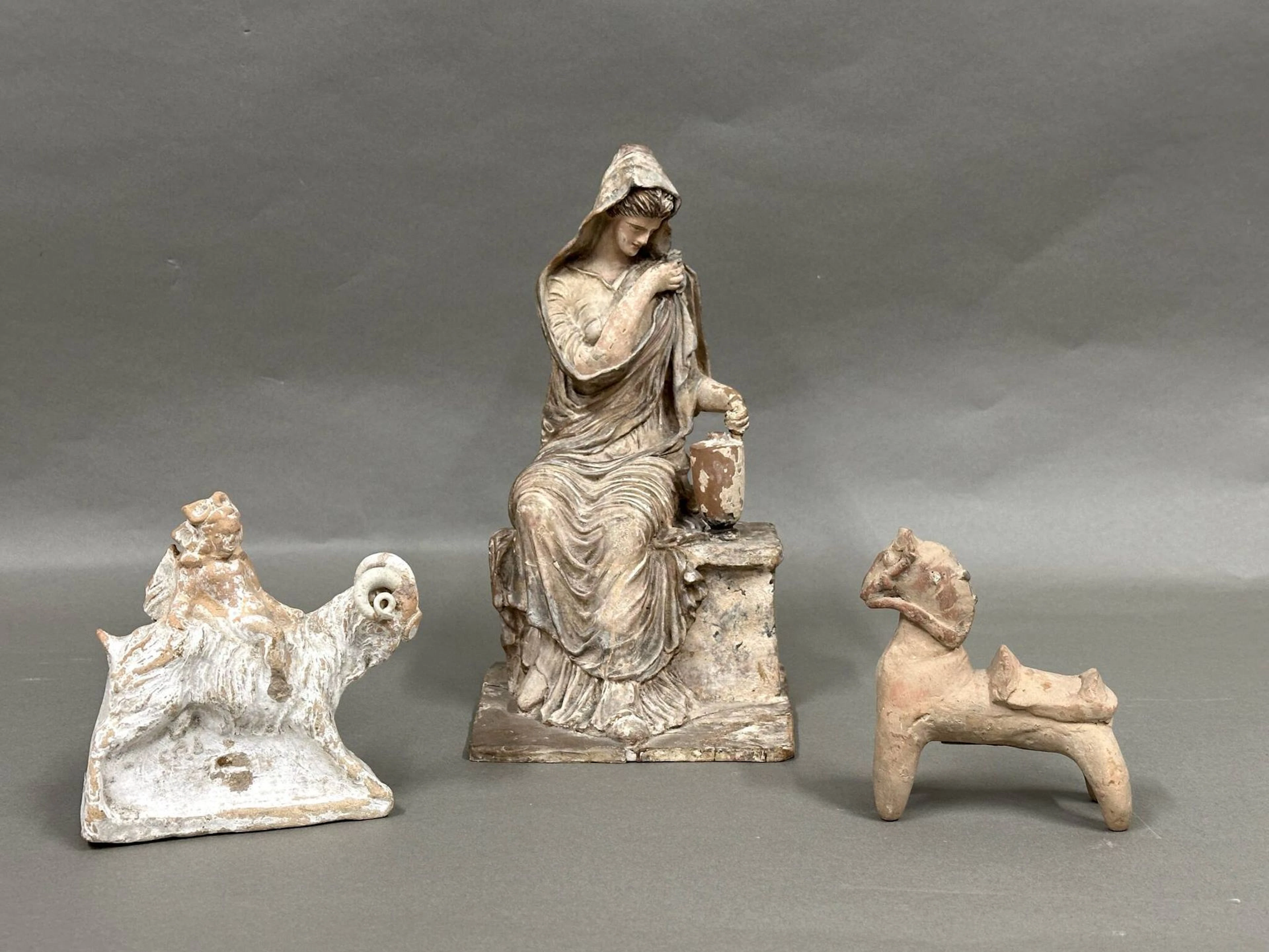 Set of three terracotta pieces in the Antique style - Lot 3